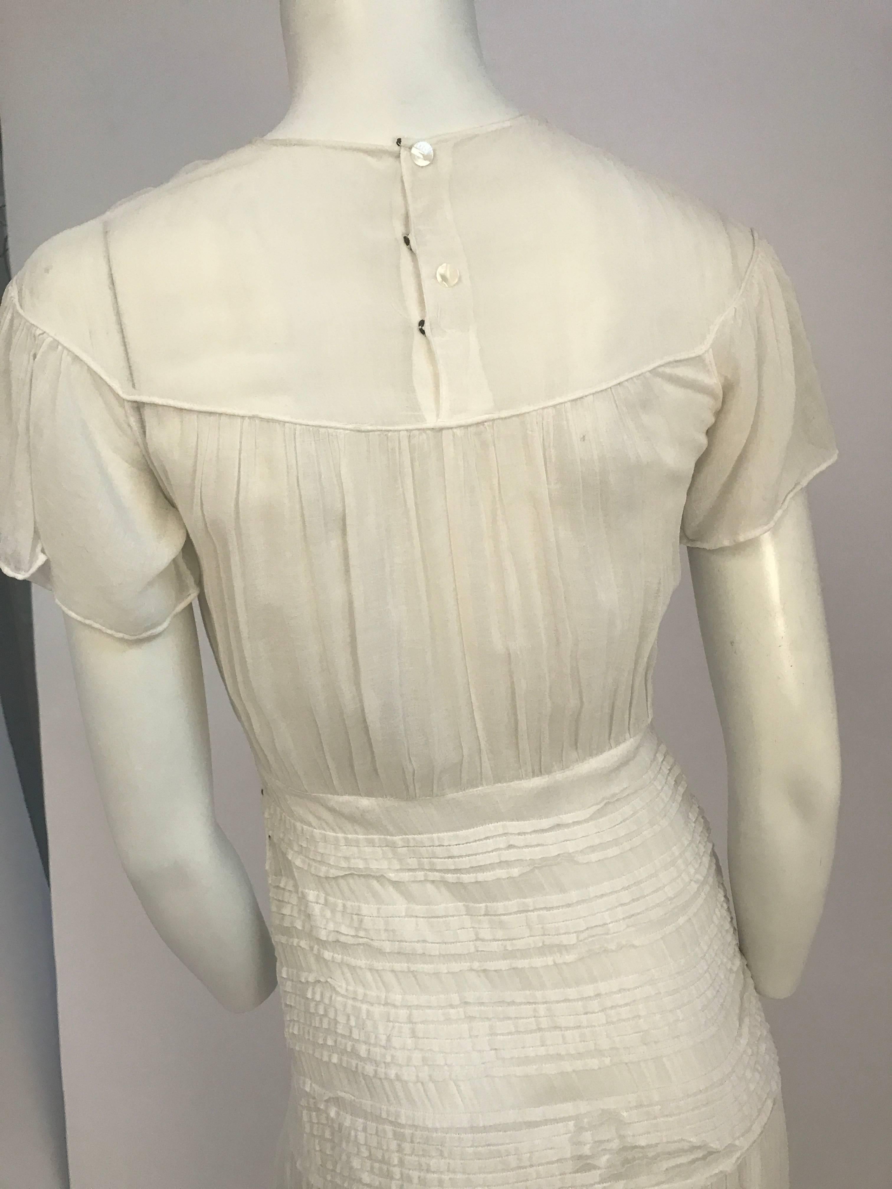 Weißes Tageskleid aus weißer Baumwolle mit pfirsichfarbenem besticktem Saum, 1920er Jahre  im Angebot 2