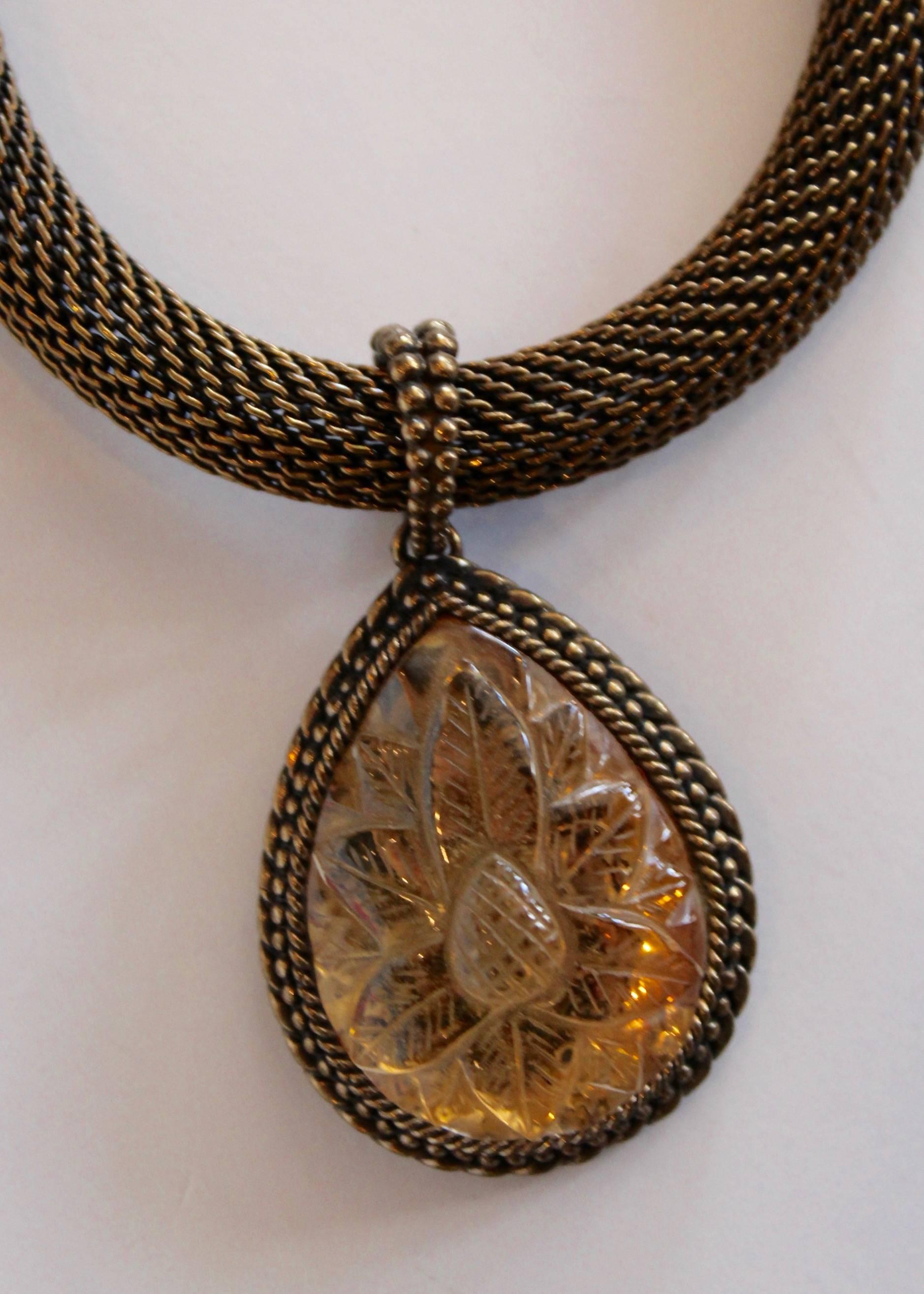 Did you hear? Chokers are back in style! This vintage mesh Stephen Dweck bronze pendant necklace boasts a gorgeous flower intaglio pendant at the center. Toggle closure features intricate floral and studded details.
Necklace length: 16”
Stone