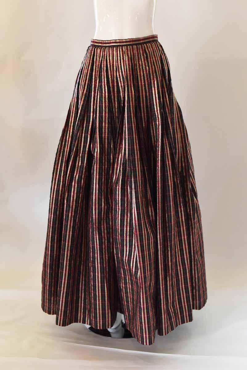 Swing into the holiday season in this gorgeous metallic plaid taffeta Oscar de la Renta ball gown skirt. A layer of black tulle underneath gives this pleated plaid maxi skirt a ball gown feel. Pair it with a black turtleneck, silk top or even a crop