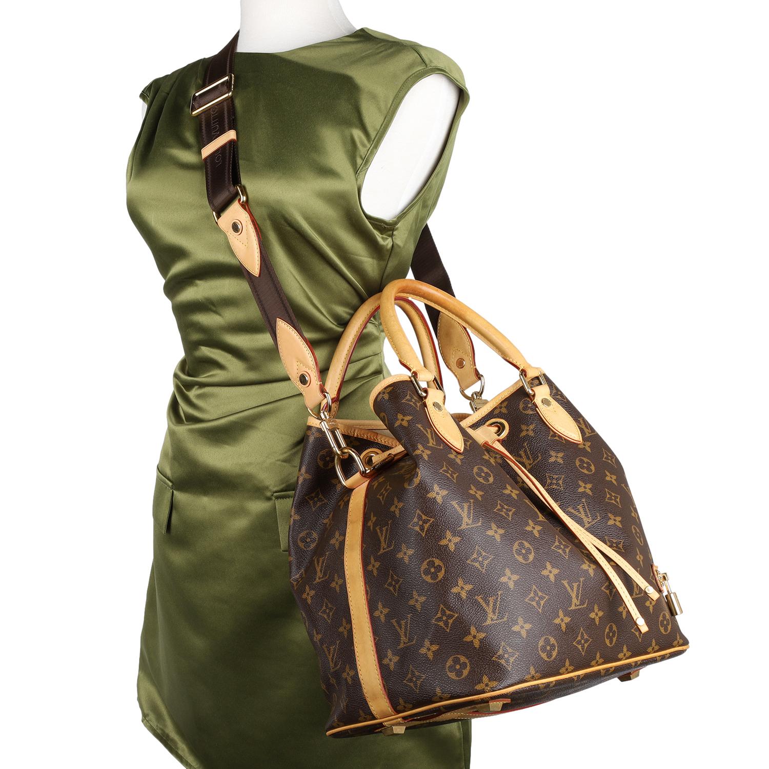 Autentica borsa a tracolla Louis Vuitton Monogram Neo. Questa classica borsa a secchiello è caratterizzata dalla tradizionale tela rivestita Louis Vuitton con finiture in pelle vacchetta, doppio manico superiore arrotolato, tracolla regolabile in