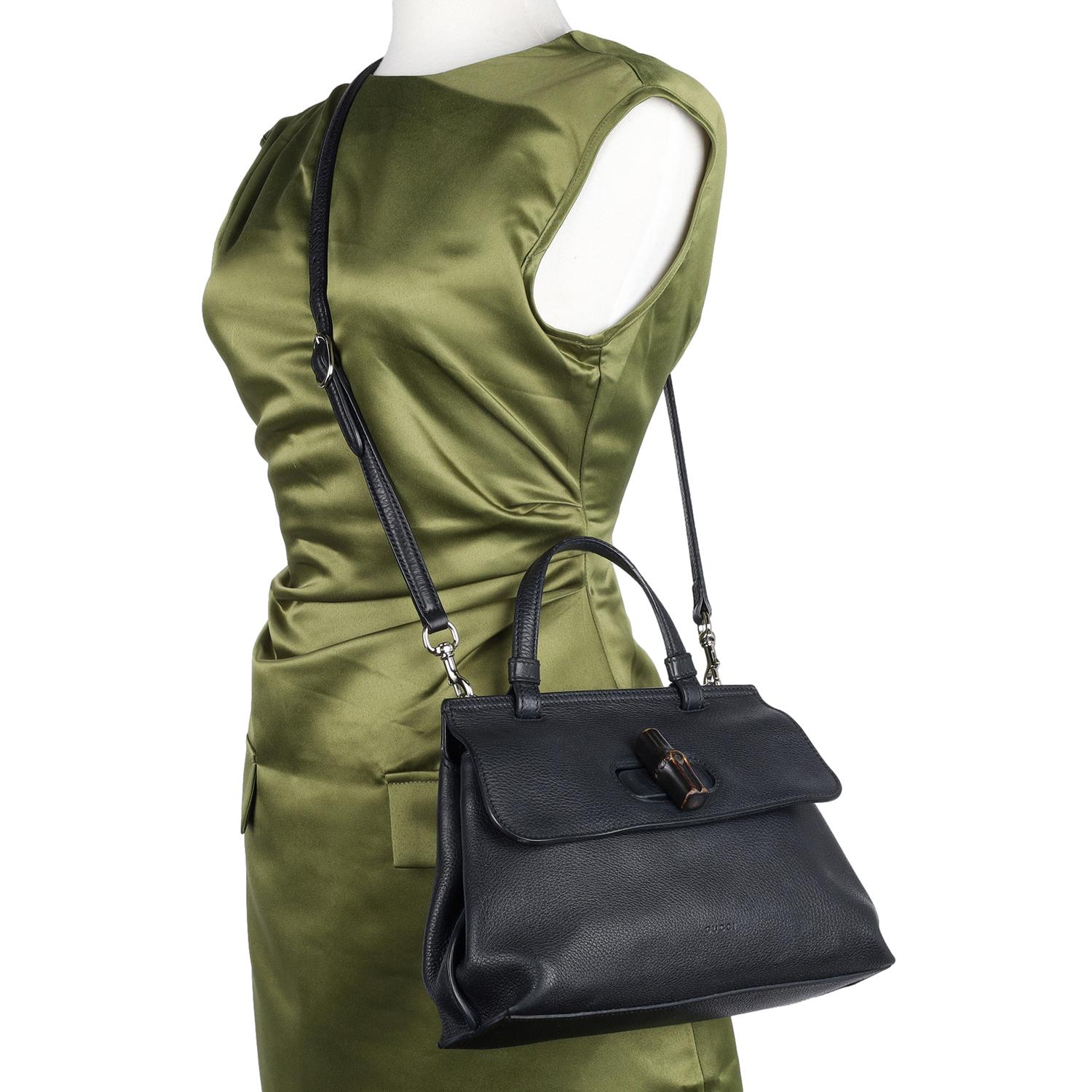 Autentica borsa Gucci Pebbled Calfskin Large Bamboo Daily Top Handle Bag Nero. Caratteristiche  pelle nera testurizzata, manico superiore, tracolla rimovibile, finiture in argento, chiusura frontale con patta in bambù, La borsa si apre su un interno