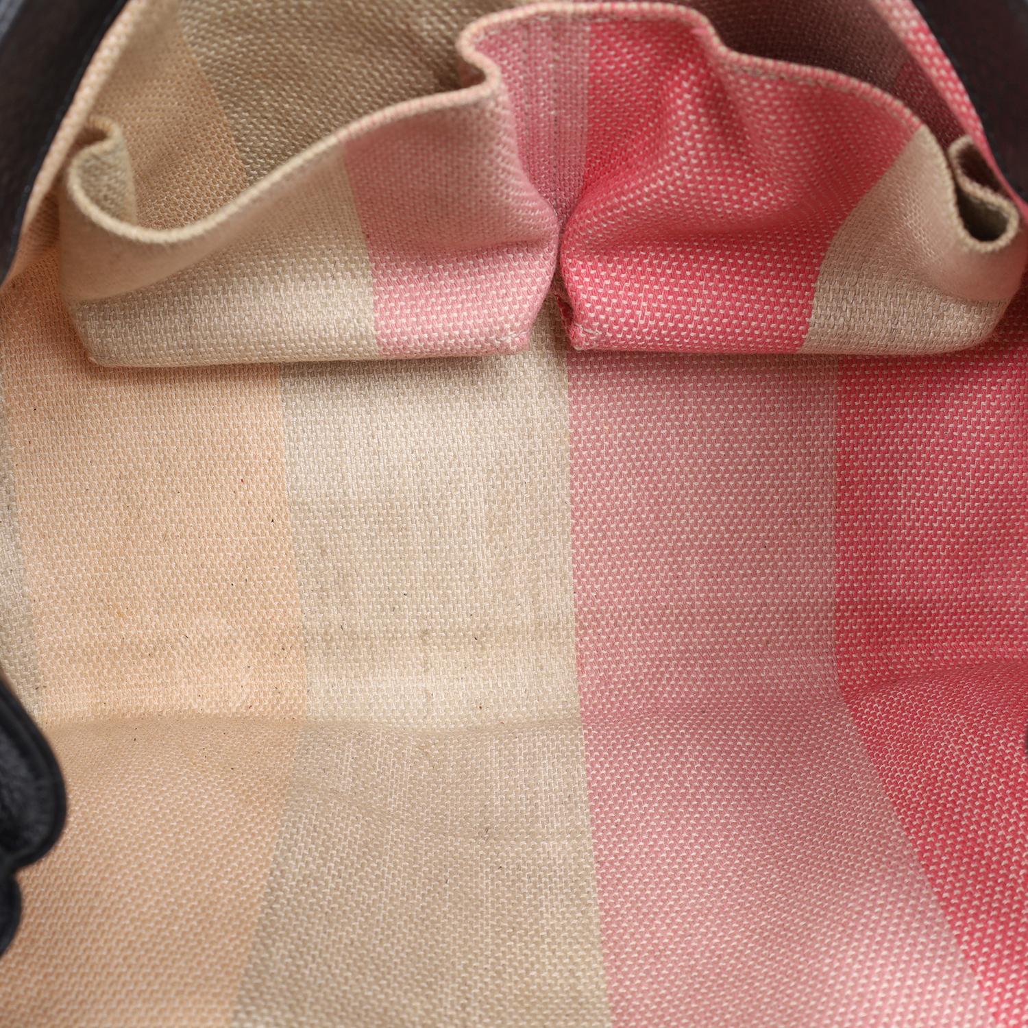 Gucci Borsa a manico alto in pelle di vitello acciottolata Large Bamboo Daily Nero in vendita 7