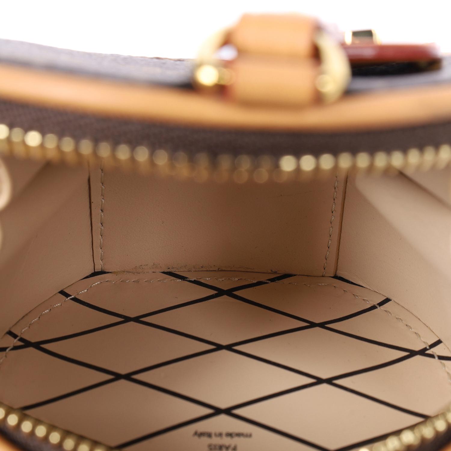 LOUIS VUITTON Collier Chapeau Monogram Mini Crossbody Marron en vente 7