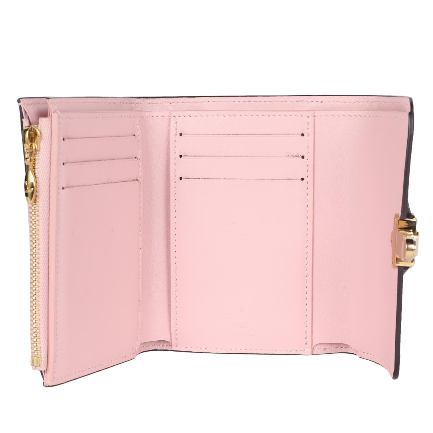 Cartera compacta Louis Vuitton de piel de becerro charolada con monograma de cerezo Rose Ballerine en venta 5