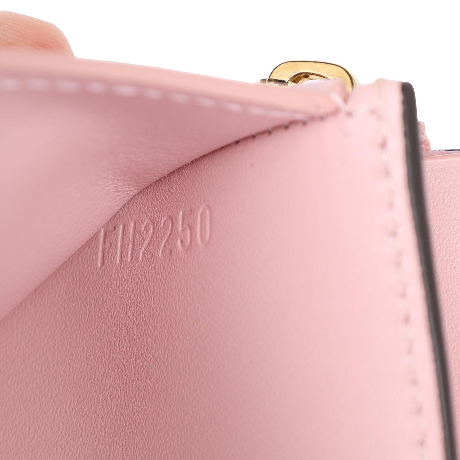 Cartera compacta Louis Vuitton de piel de becerro charolada con monograma de cerezo Rose Ballerine en venta 7
