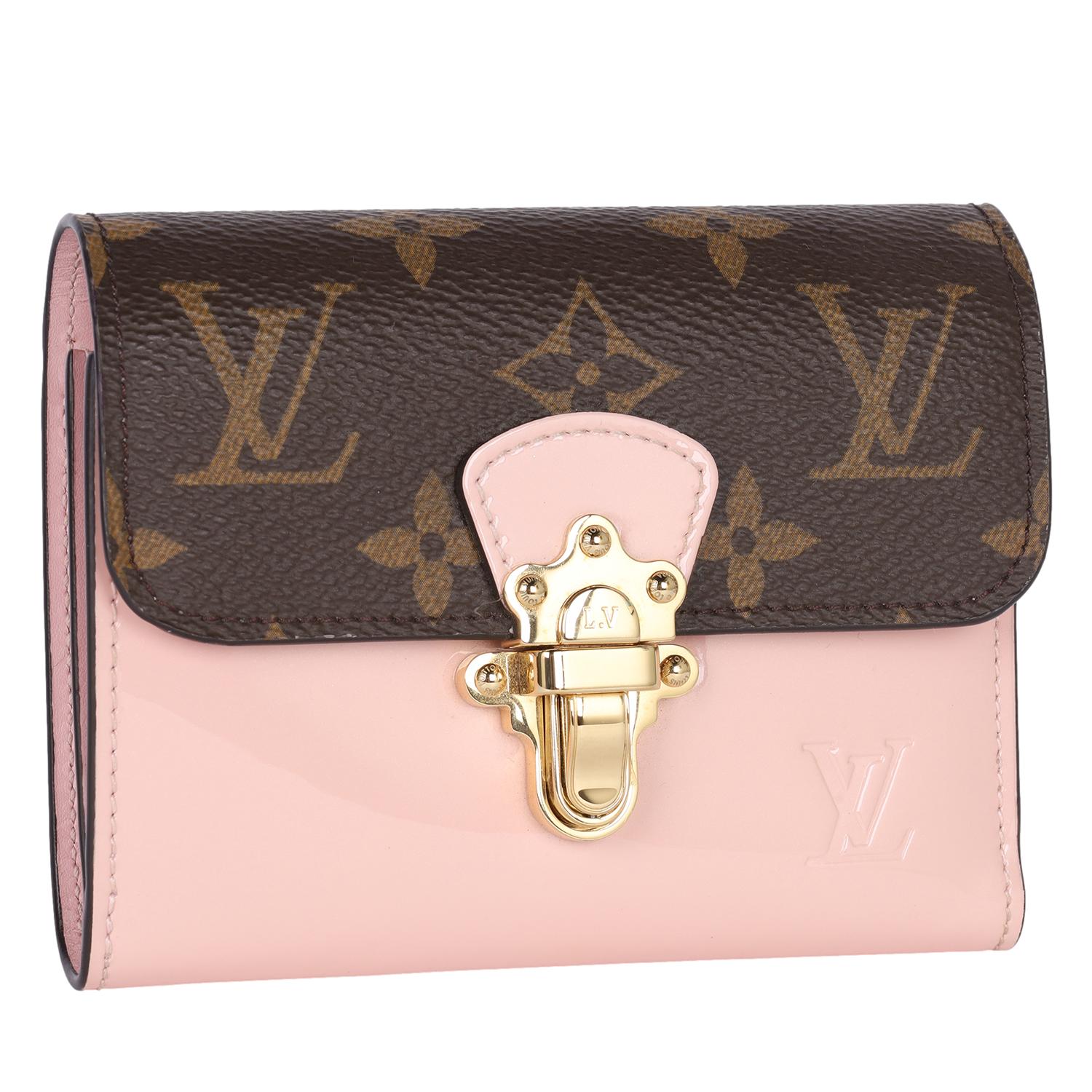 Cartera compacta auténtica Louis Vuitton de piel de becerro charolada con monograma de cerezo rosa Ballerine. Esta cartera clásica presenta el tradicional monograma en lona revestida y charol rosa claro. La solapa delantera tiene un cierre a presión