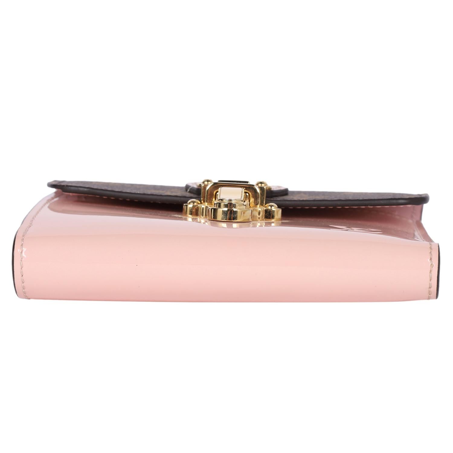 Cartera compacta Louis Vuitton de piel de becerro charolada con monograma de cerezo Rose Ballerine en venta 4