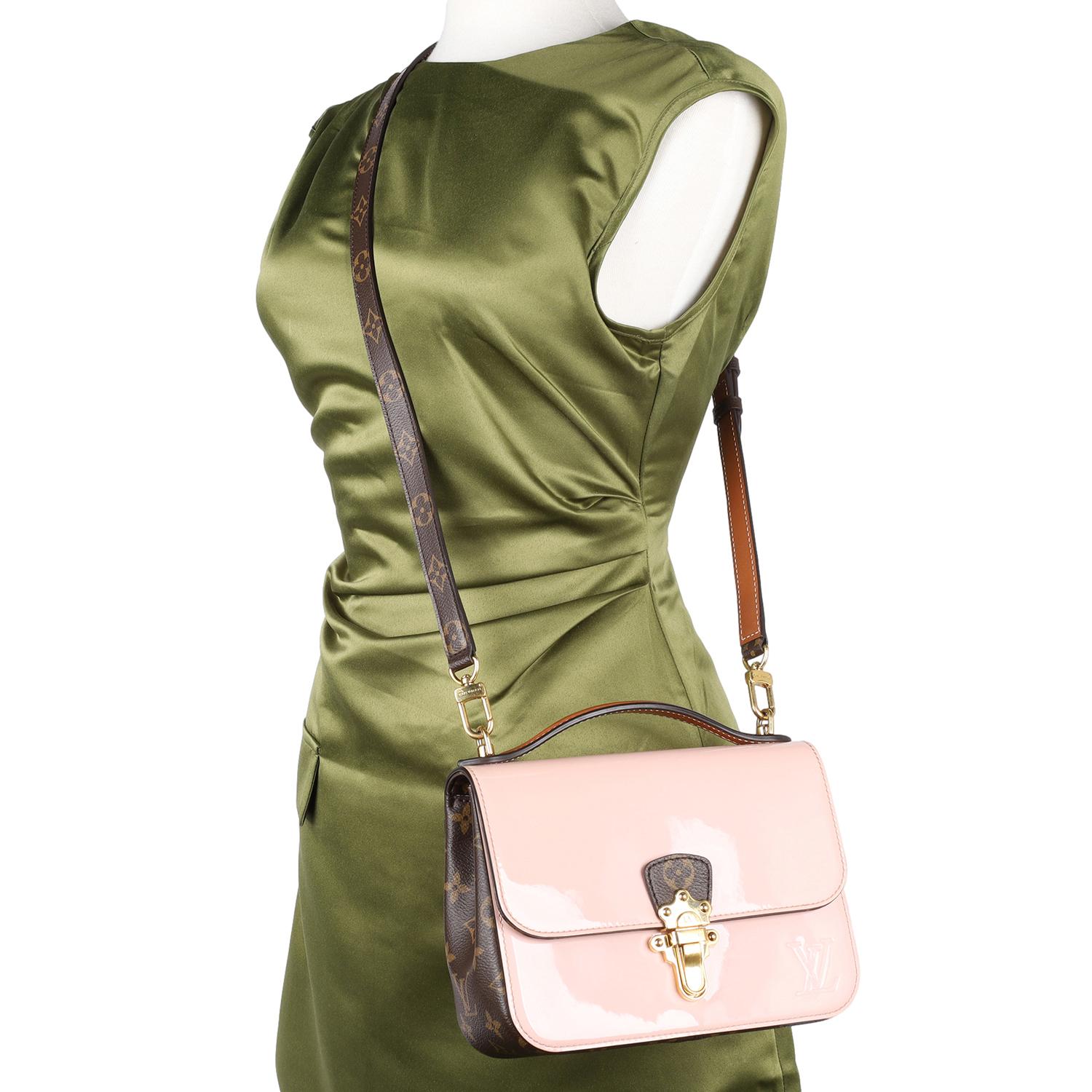 Authentique sac à bandoulière Louis Vuitton en cuir de veau verni Monogram Cherrywood BB Rose Ballerine. Cet élégant sac à bandoulière est doté d'une anse supérieure, d'un cuir verni brillant miroir rose et de côtés en toile enduite du monogramme