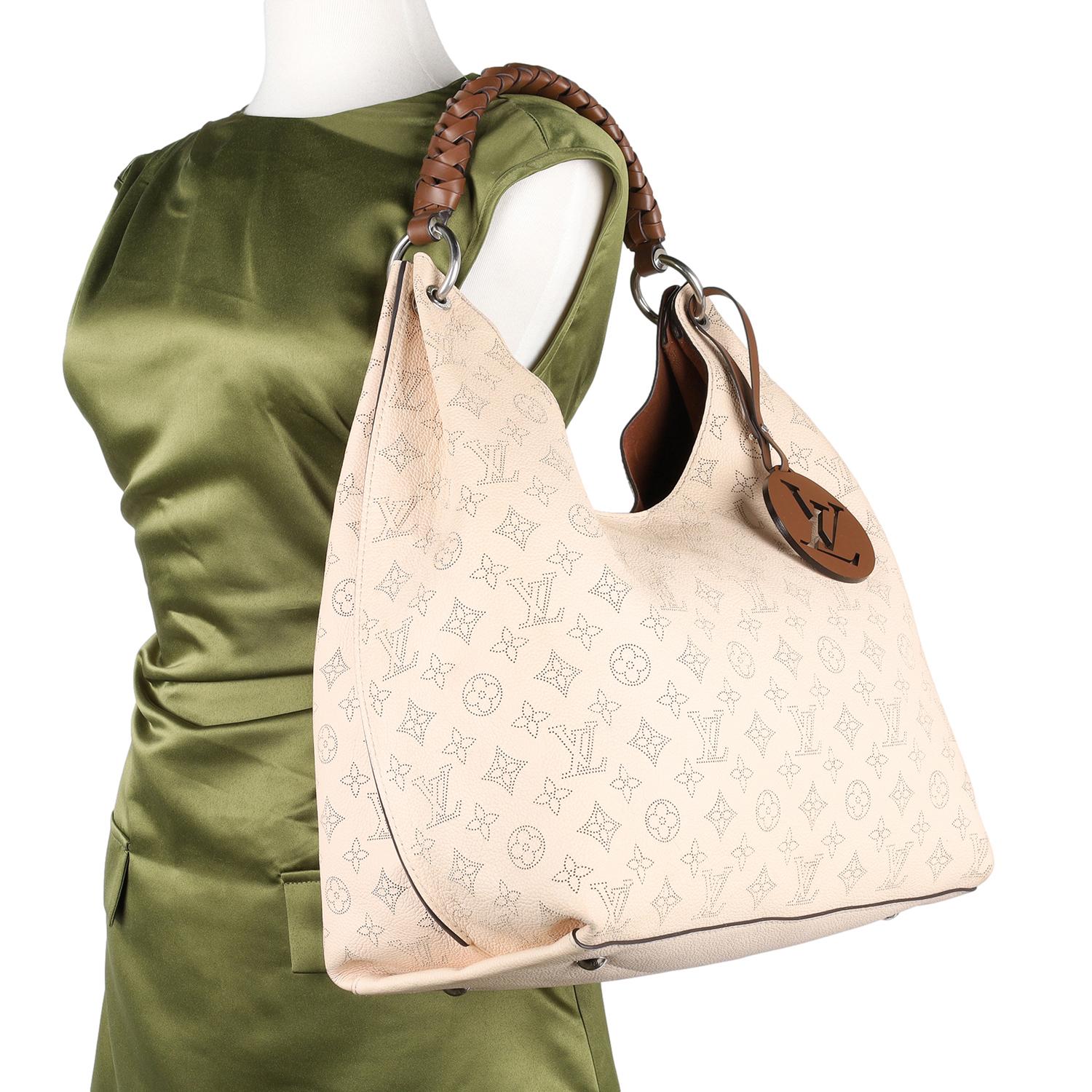 Authentische Louis Vuitton Carmel Mahina Creme Hobo Tasche. Kalbsleder mit Monogram-Perforationen, geflochtener Henkel, silberne Beschläge, magnetischer Schnappverschluss, LV-Leder-Charme, geräumiges Innenfach mit Reißverschlussfach. Diese Tasche