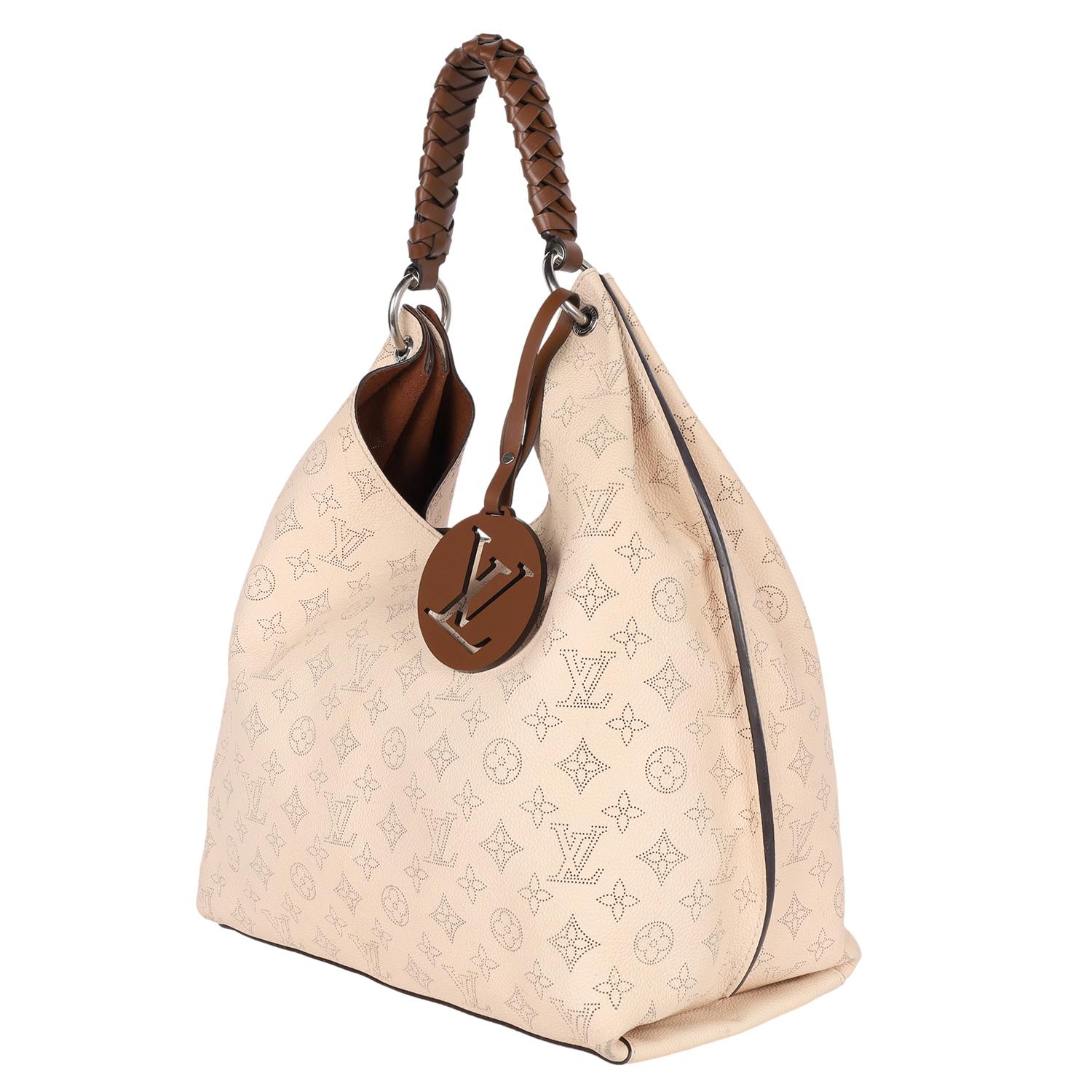 LOUIS VUITTON Karmel Mahina Leder Creme Damen im Angebot