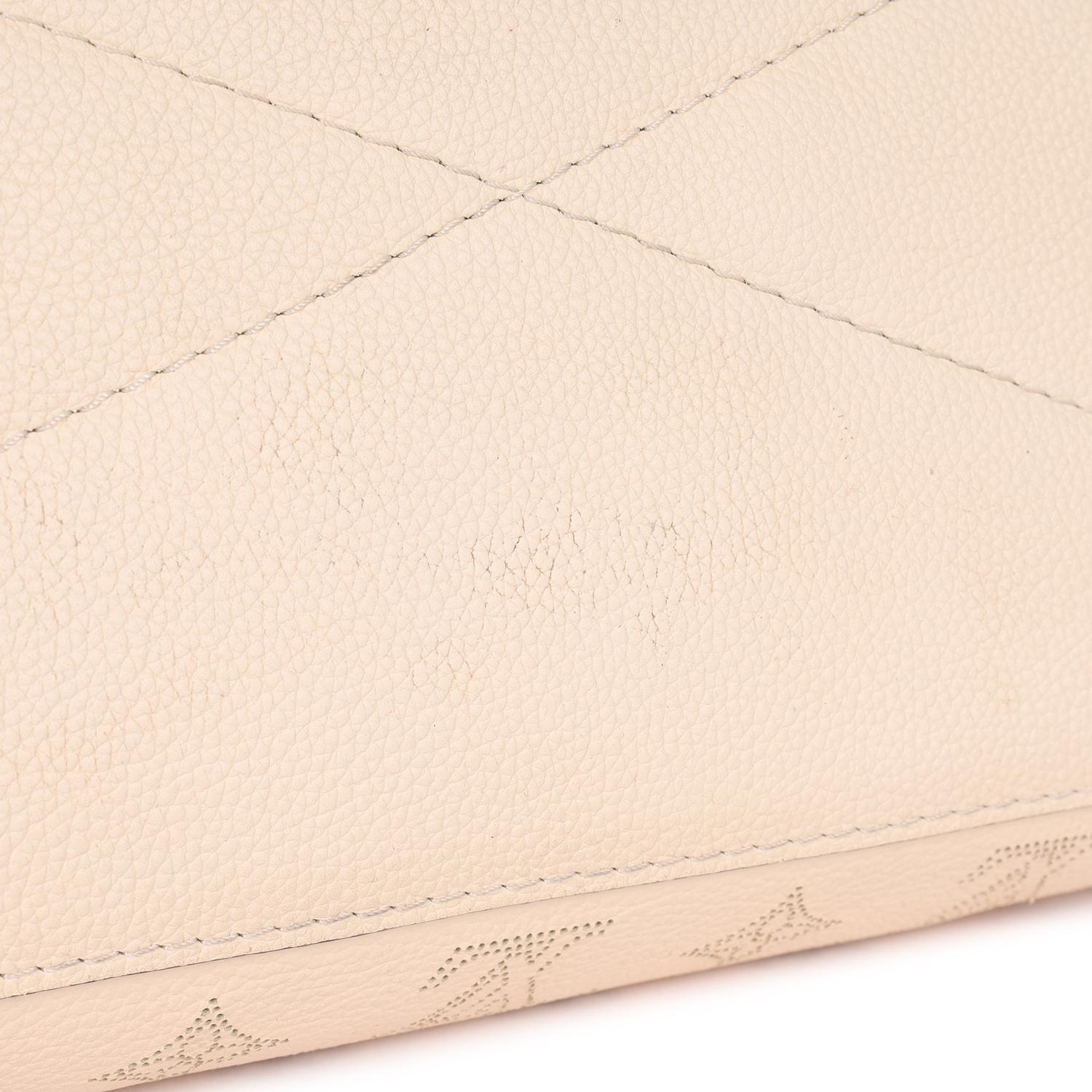 LOUIS VUITTON Karmel Mahina Leder Creme im Angebot 6