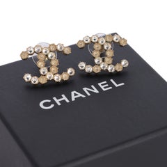 Orecchini a bottone Chanel con logo CC in oro rosa e strass, realizzati in Francia
