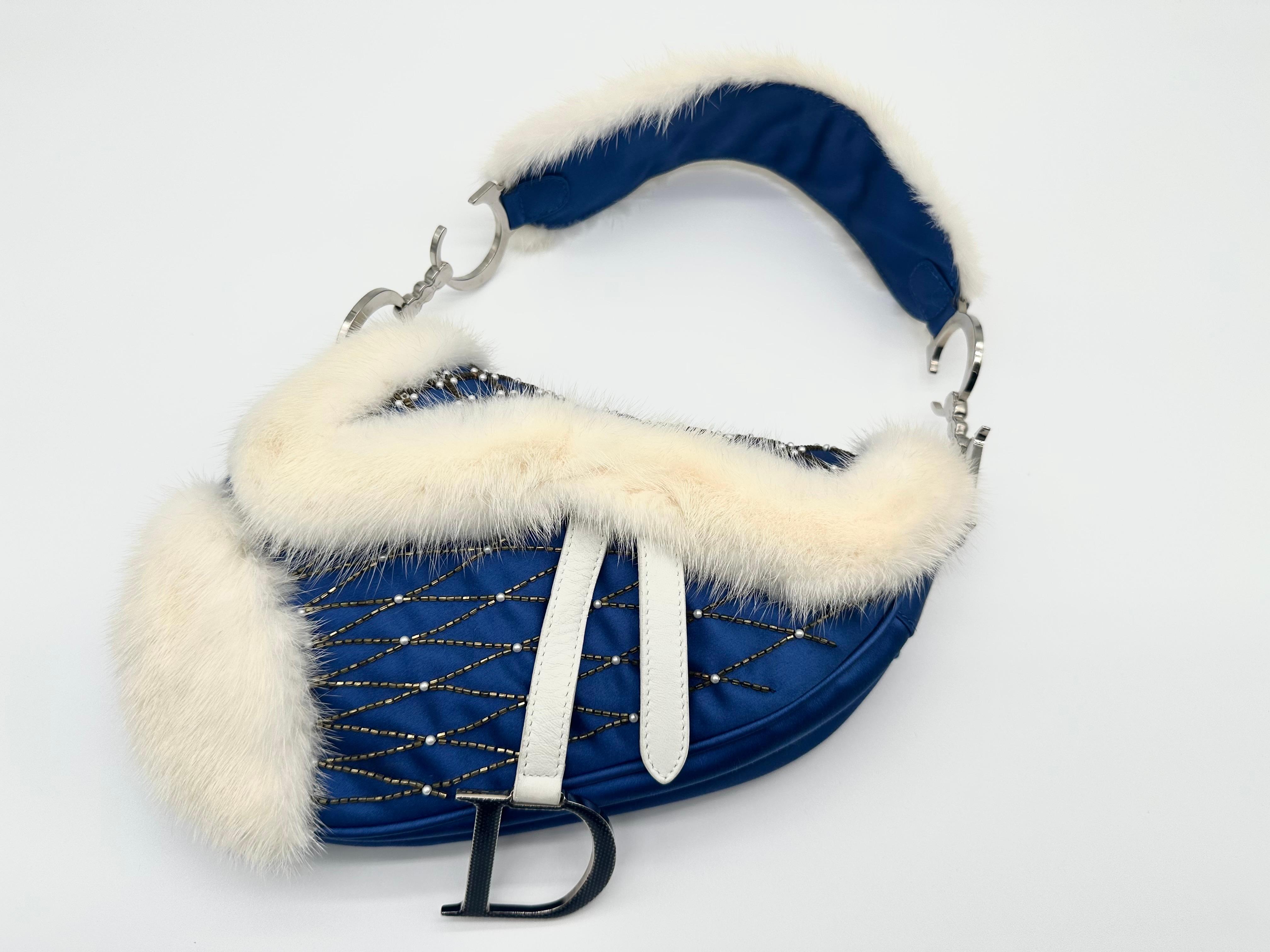 Pour marquer son 10e anniversaire chez Dior, John Galliano a conçu 12 sacs Saddle en édition limitée, chacun inspiré par la culture d'un pays différent. Produite à 100 exemplaires seulement, la collection a permis à Galliano d'allier inspiration