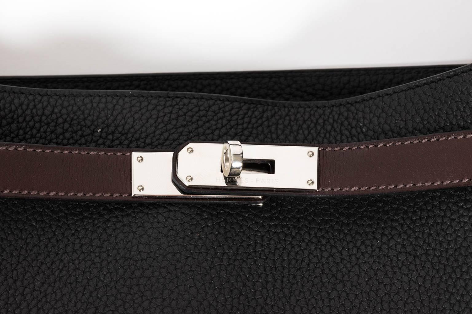 Authentic Hermes Eclat So Kelly Clemenc 26 is an updated version of the Kelly sport. This classic and elegant handbag has an adjustable dark brown leather shoulder strap and a dark brown leather belt at the top, with palladium turn latch closure.