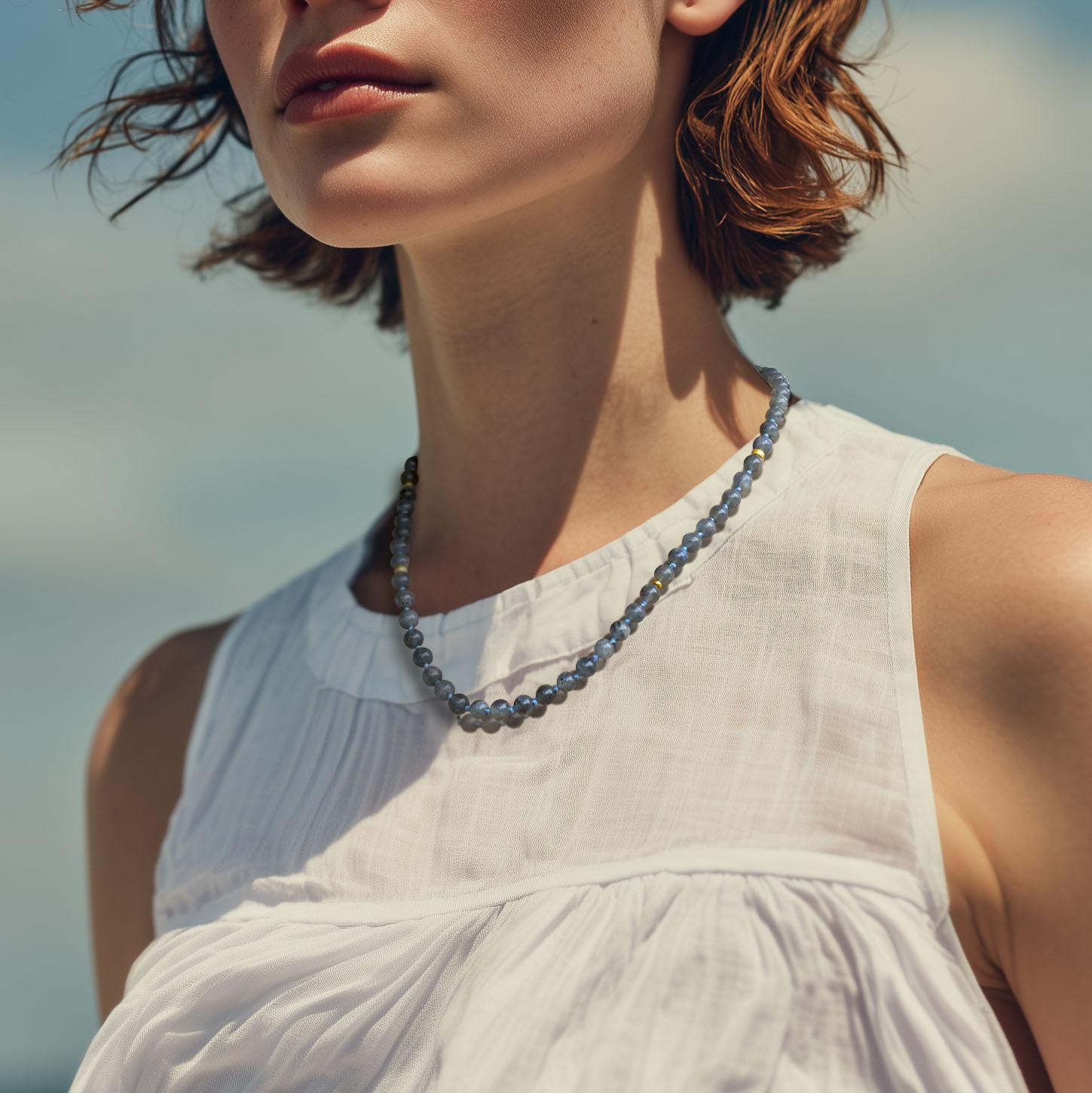 Collier en labradorite gris translucide par Bombyx House en vente 1