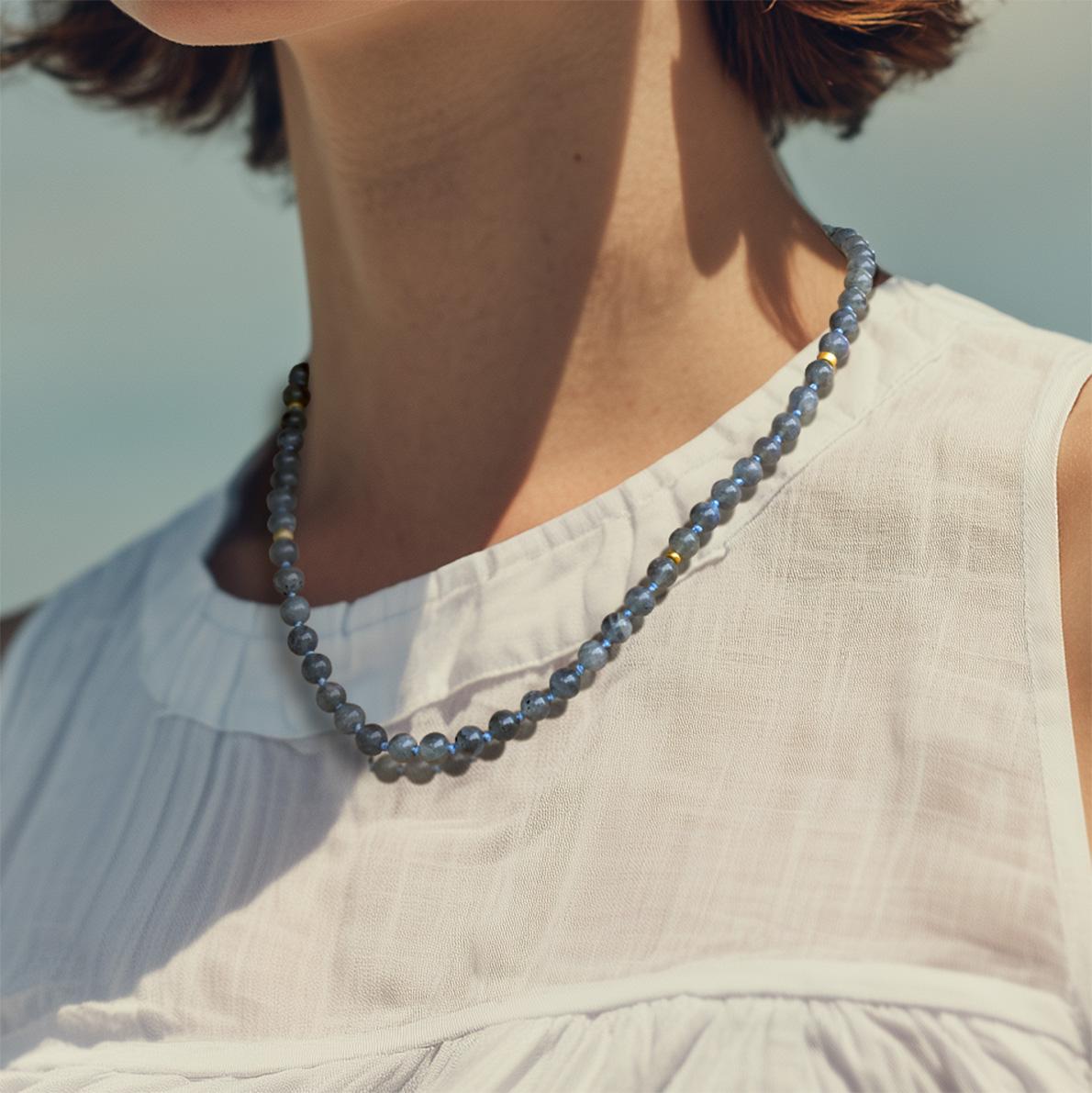 Collier en labradorite gris translucide par Bombyx House en vente 2