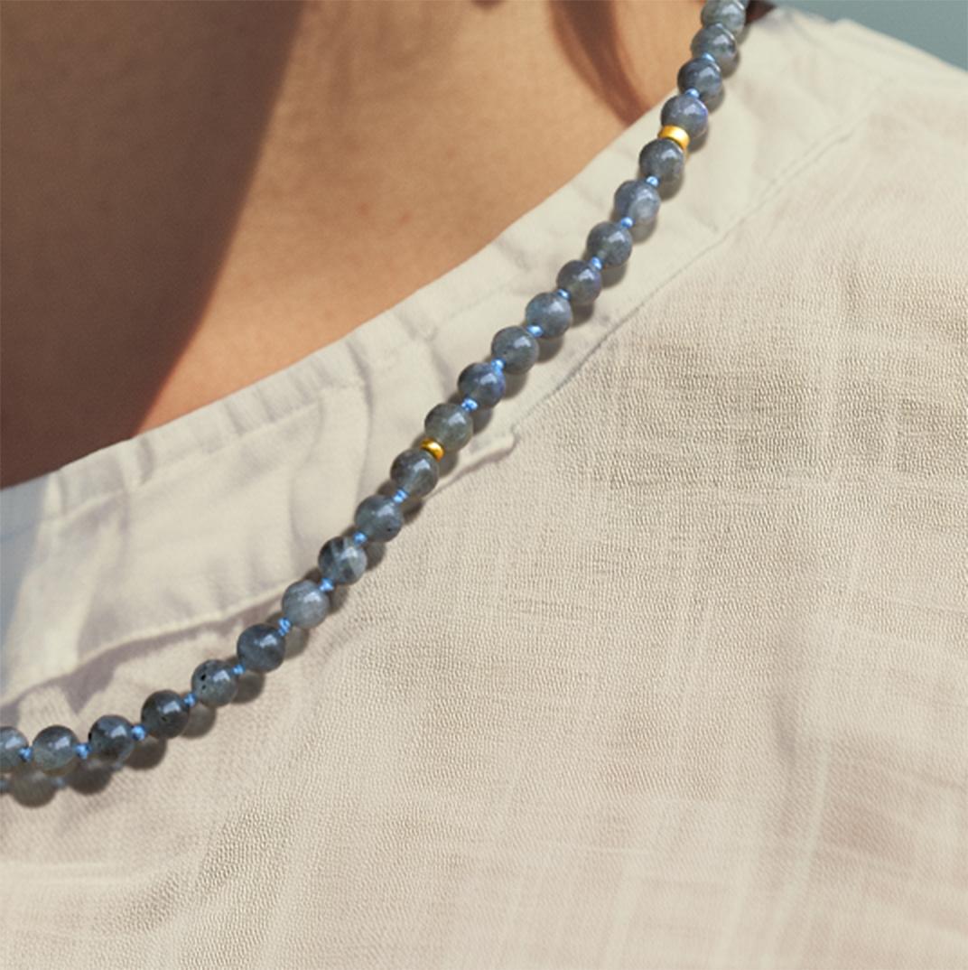 Collier en labradorite gris translucide par Bombyx House en vente 3
