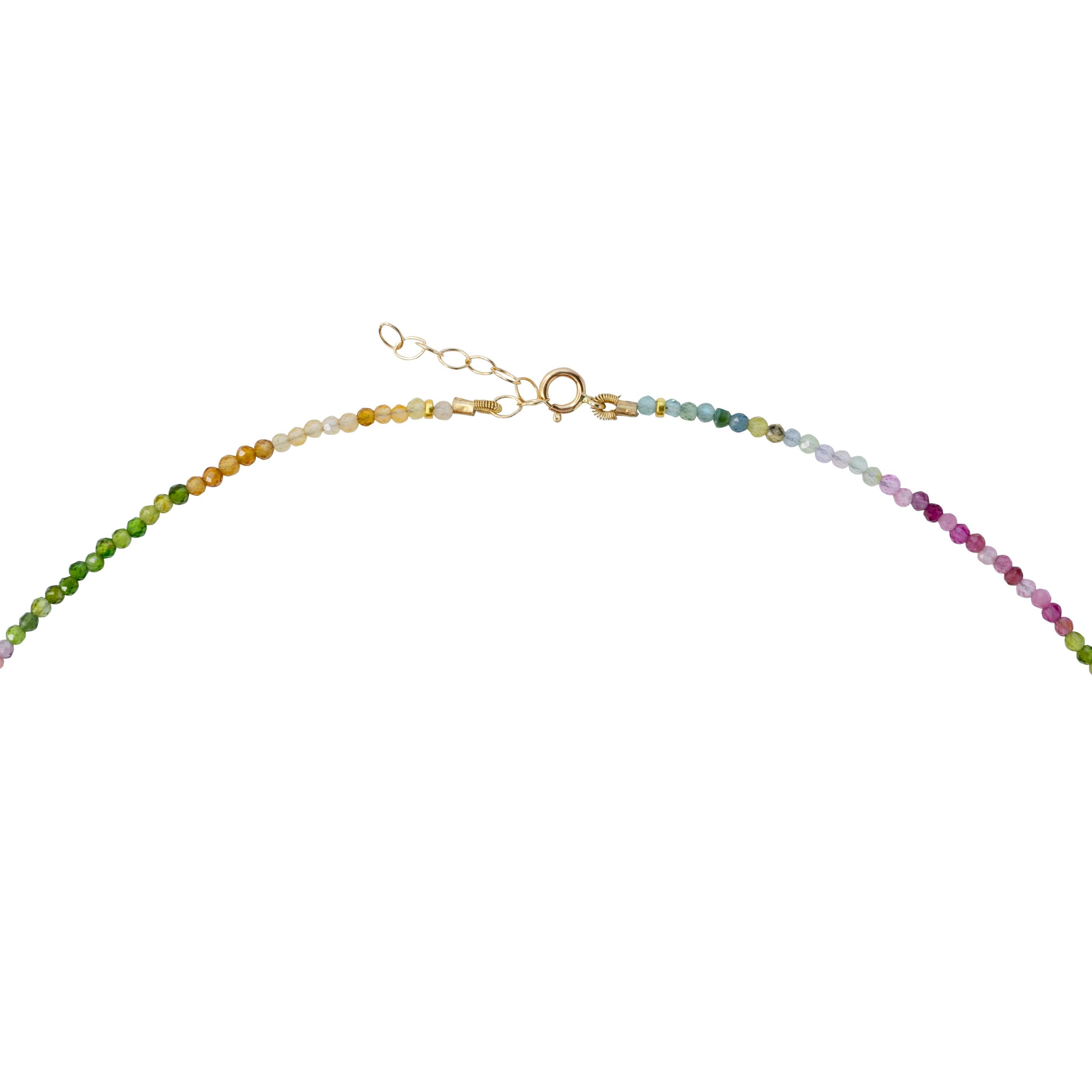 Una sinfonía de color en la forma más sutil, este collar parece un secreto guardado sólo para ti. Con su silueta delgada como un susurro y sus raras turmalinas multicolores, cada cuenta cuenta una historia: recogida del mundo, seleccionada a mano y