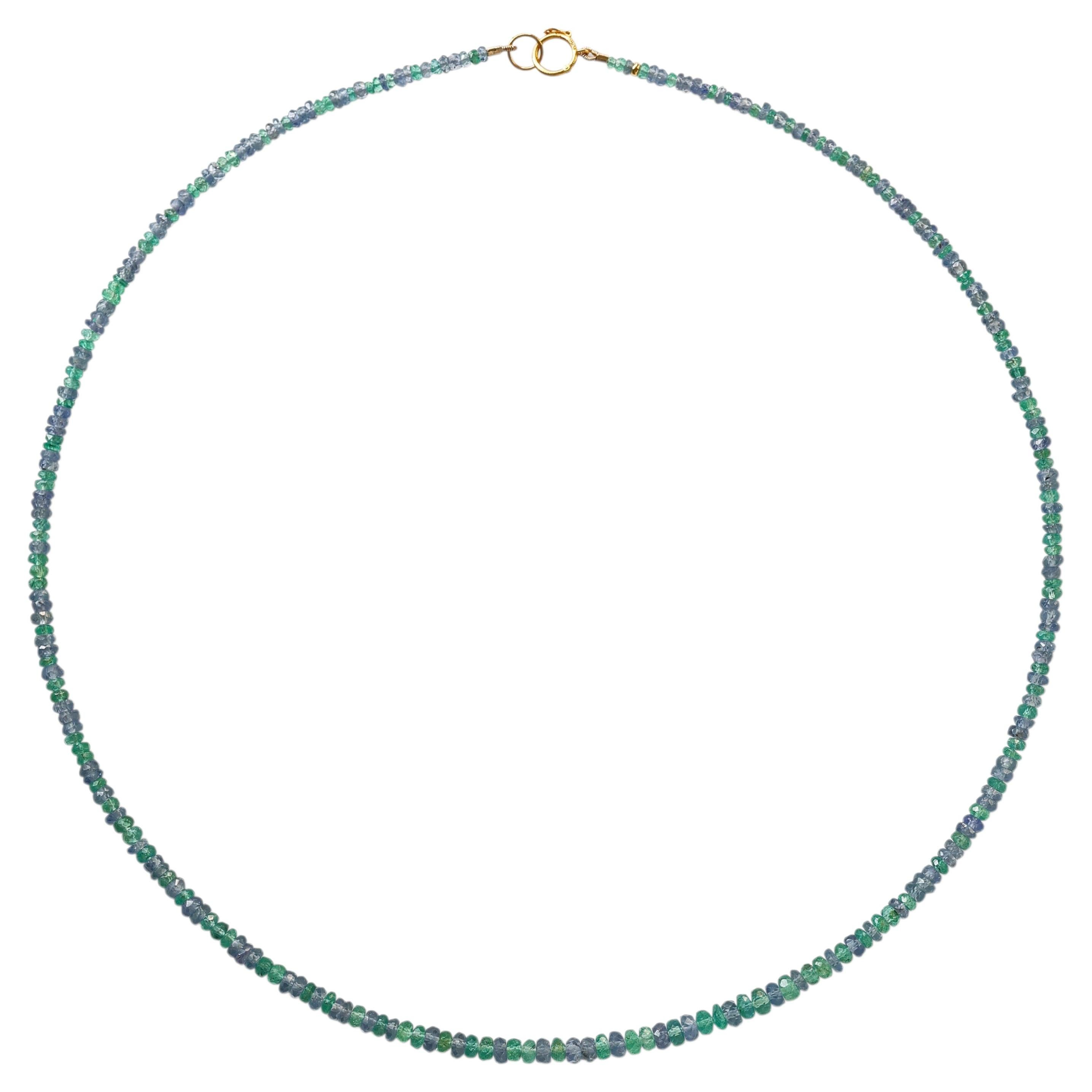 Collana con zaffiri e smeraldi di diverse dimensioni, gioiello di alta gioielleria realizzato a mano in vendita