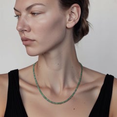 Collar escalonado con zafiros y esmeraldas, joyería fina hecha a mano