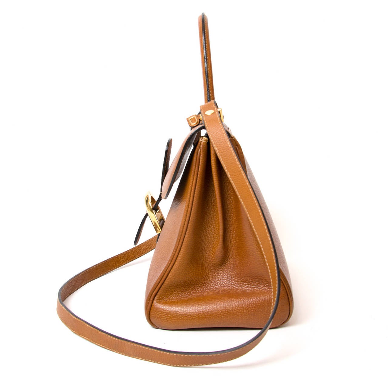 Delvaux Cognac Brillant MM en cuir grainé avec une boucle dorée et une bandoulière amovible.