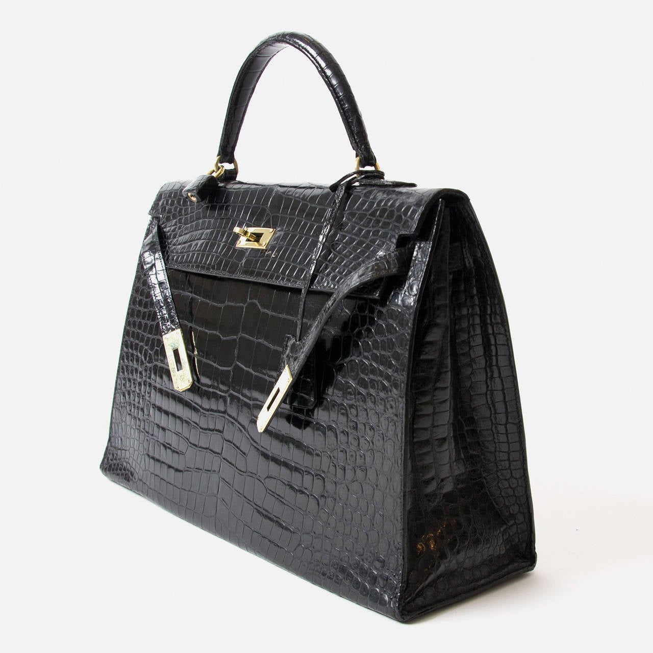 Hermes Kelly 35 handbag in Porosus crocodile with gold hardware
Black color
Crocodile Porosus
Excellent condition
This Kelly 35 Porosus will come with clochette , lock gained and keys
Blind Stamp Reads Letter: T 

A timeless classic, this Vintage