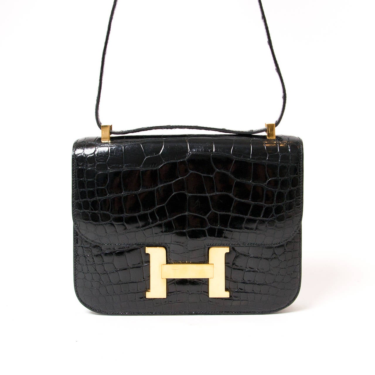 This authentic Hermes Constance bag in buffed alligator hide, is in excellent condition. This alligator version is especially rare due the exotic nature of this particular skin. The Constance has simple clean lines and brings to mind an equestrian
