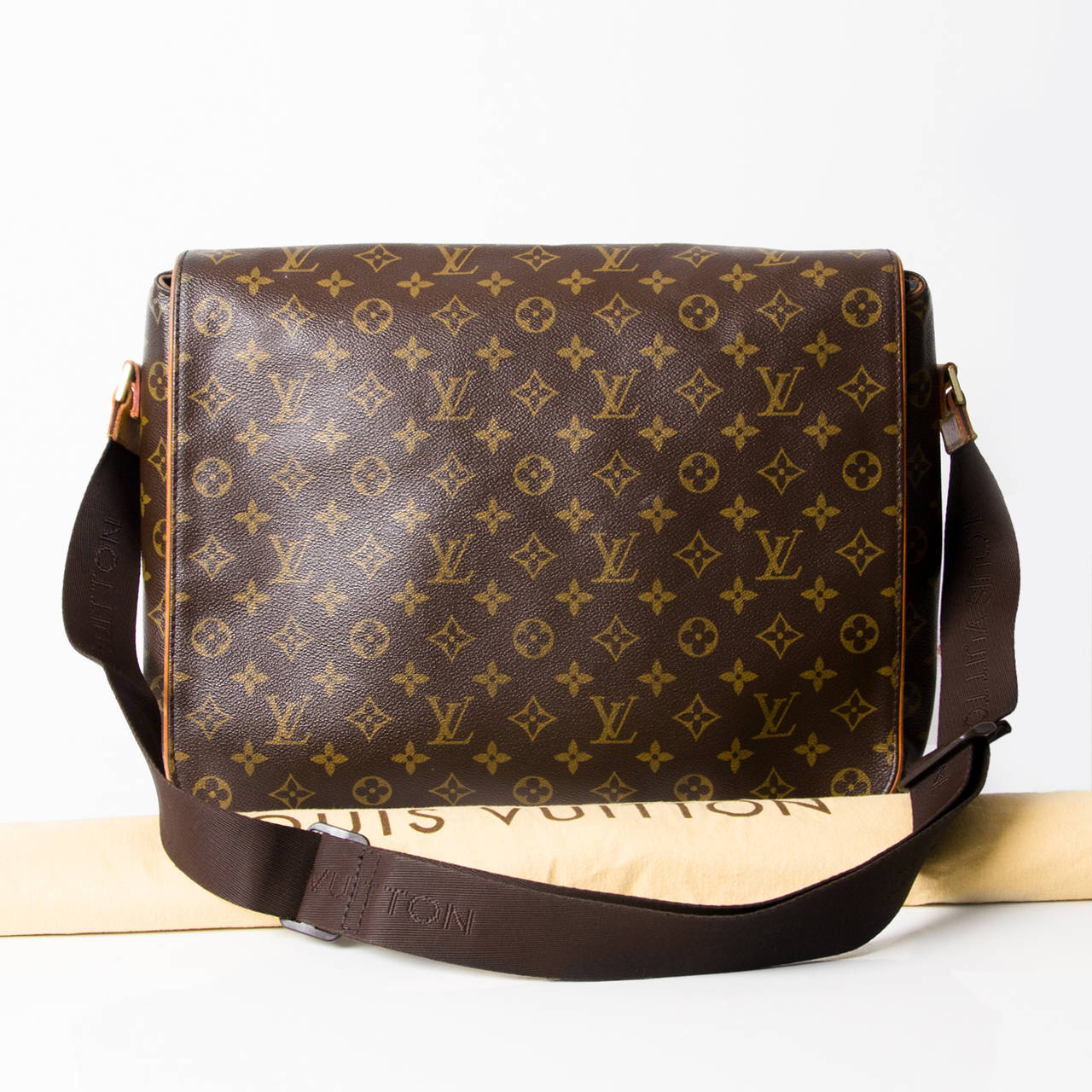 Unisex, practical and effortlessly stylish, the Valmy MM messenger bag is tribute to Louis Vuitton‘s rich heritage. Timeless Monogram canvas and an A4-sized interior complete this sophisticated messenger bag.
- Adjustable shoulder strap
- Magnetic