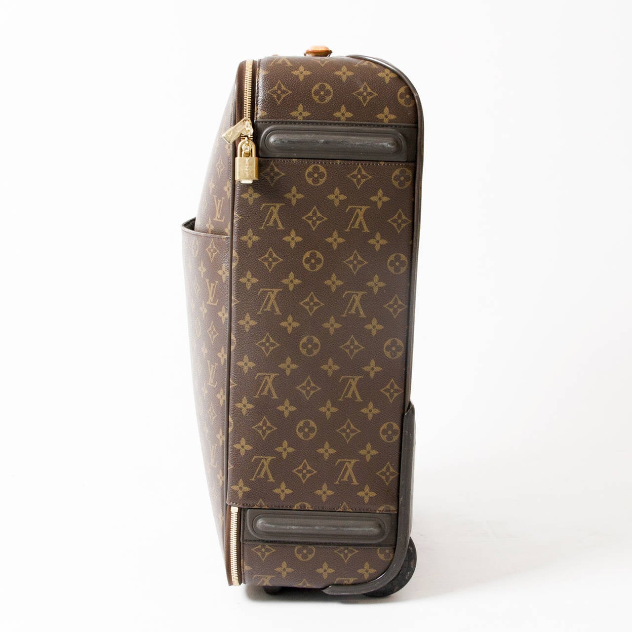 An classic Vuitton style, the Pégase 55 moves smoothly (and noiselessly) from business to pleasure and back again. This cabin-sized case holds everything in impeccable order, thanks to multiple compartments and  pockets. In Monogram canvas, with