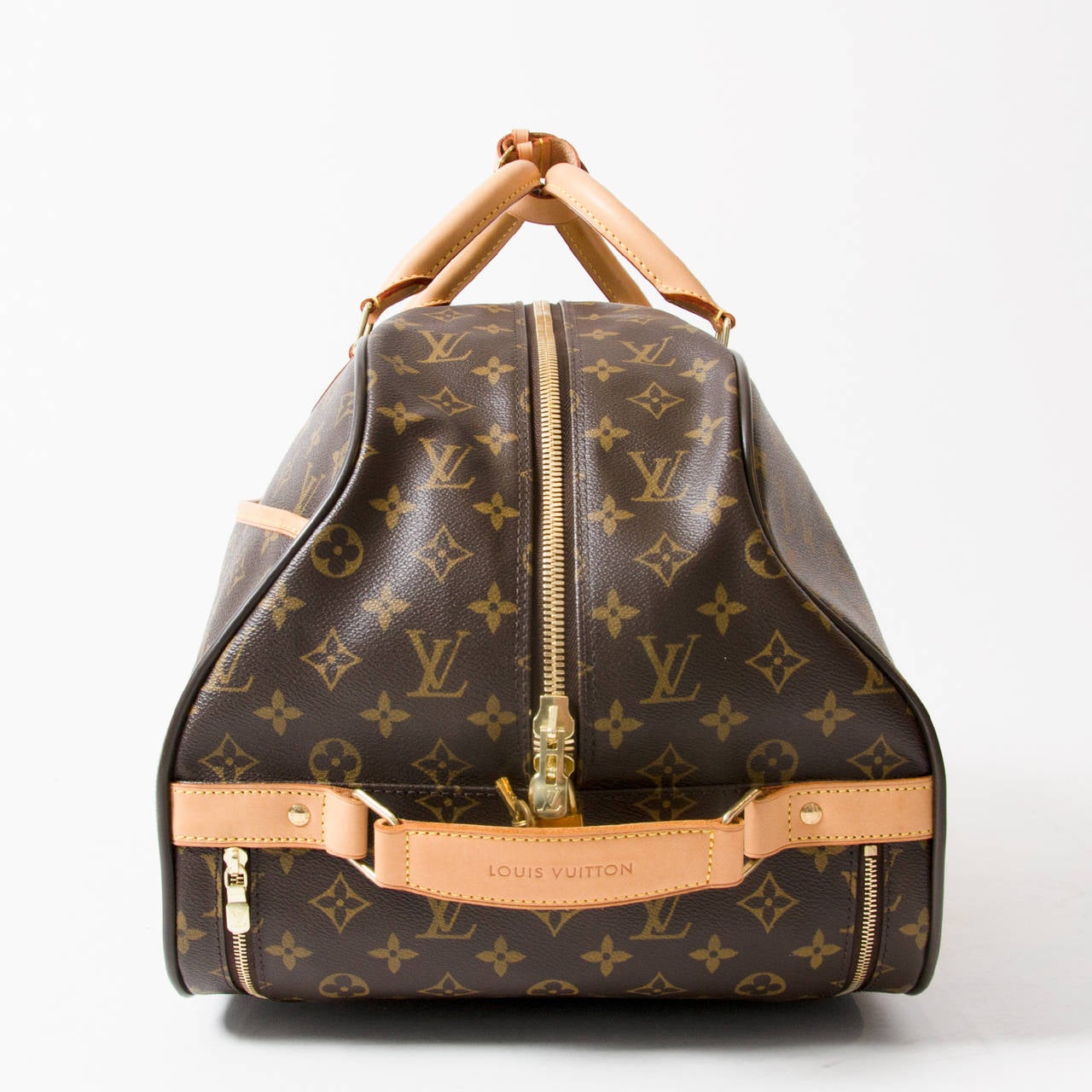 Louis Vuitton rolling handbag, the Eole 50 in monogram canvas. Can be handheld or rolled. The perfect carry-on hand luggage!