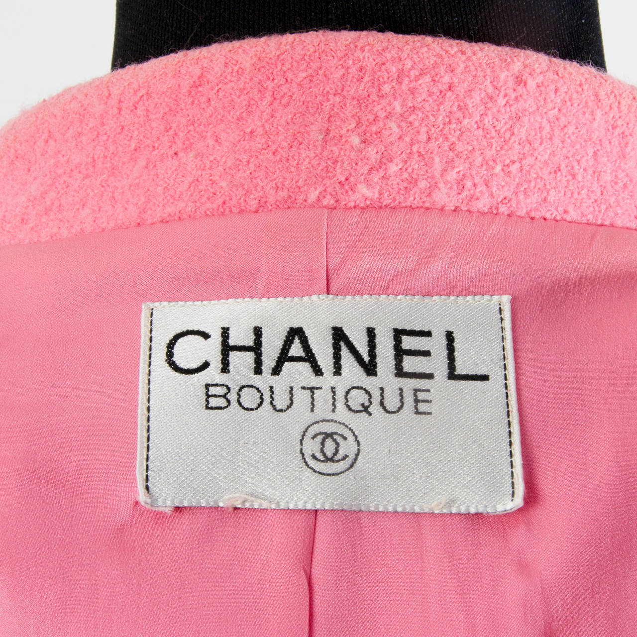 Women's Chanel Pink Bouclé Blazer For Sale