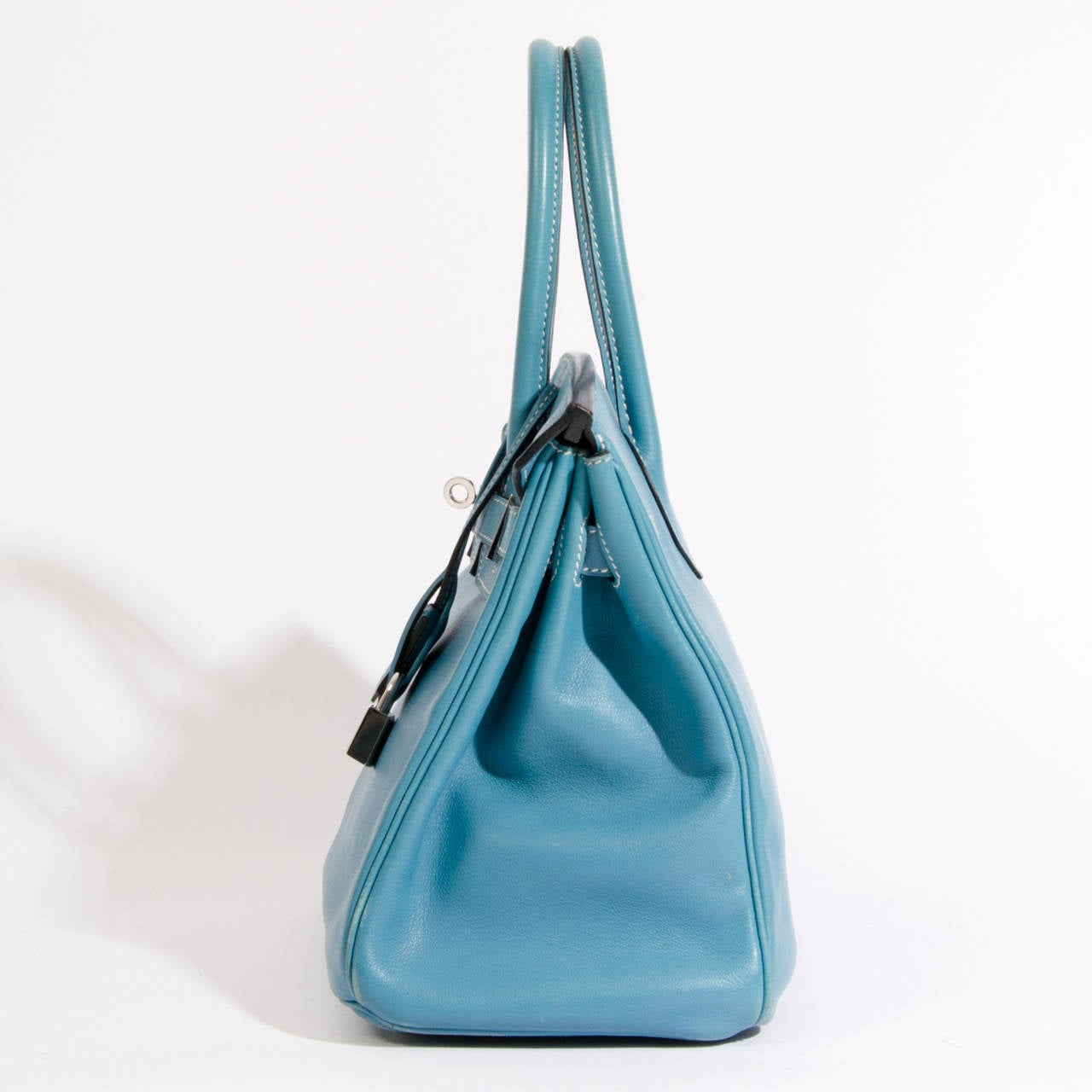 Hermès Bikrin bag, width 30 cm, made from Swift calfskin. 
Swift hide is a soft leather with fine grain that is a great dye absorbant. Bright colors look more luminous with this kind of leather. Making it the perfect carrier for the Hermès sky blue