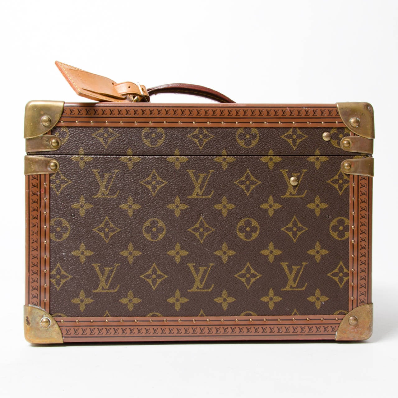 The original square shape of this beauty case in Monogram canvas is reinforced with golden brass pieces. It offers a spacious interior and is securely closed by a lock. 
Key's are missing.