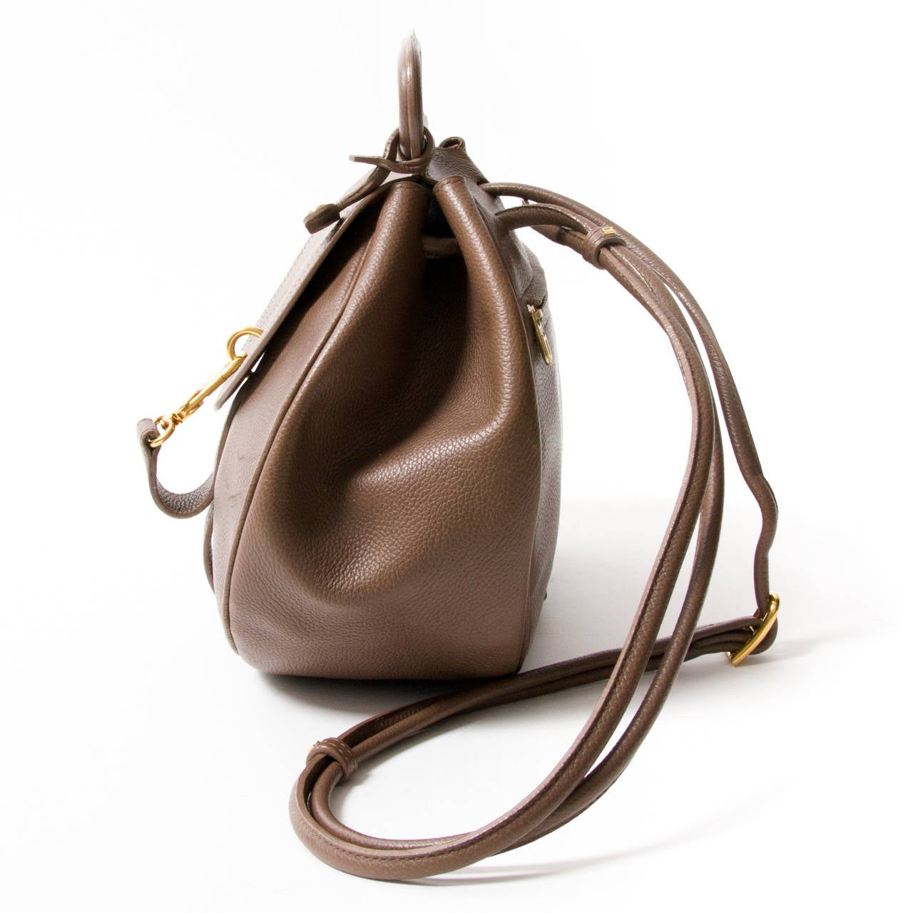 Multifunctional Delvaux brown 'Cerceau' Jumping Bag with golden hardware throughout.
Inside cell phone pocket and keyholder 
Wear it as a shoulder bag or wear it as a backpack.
