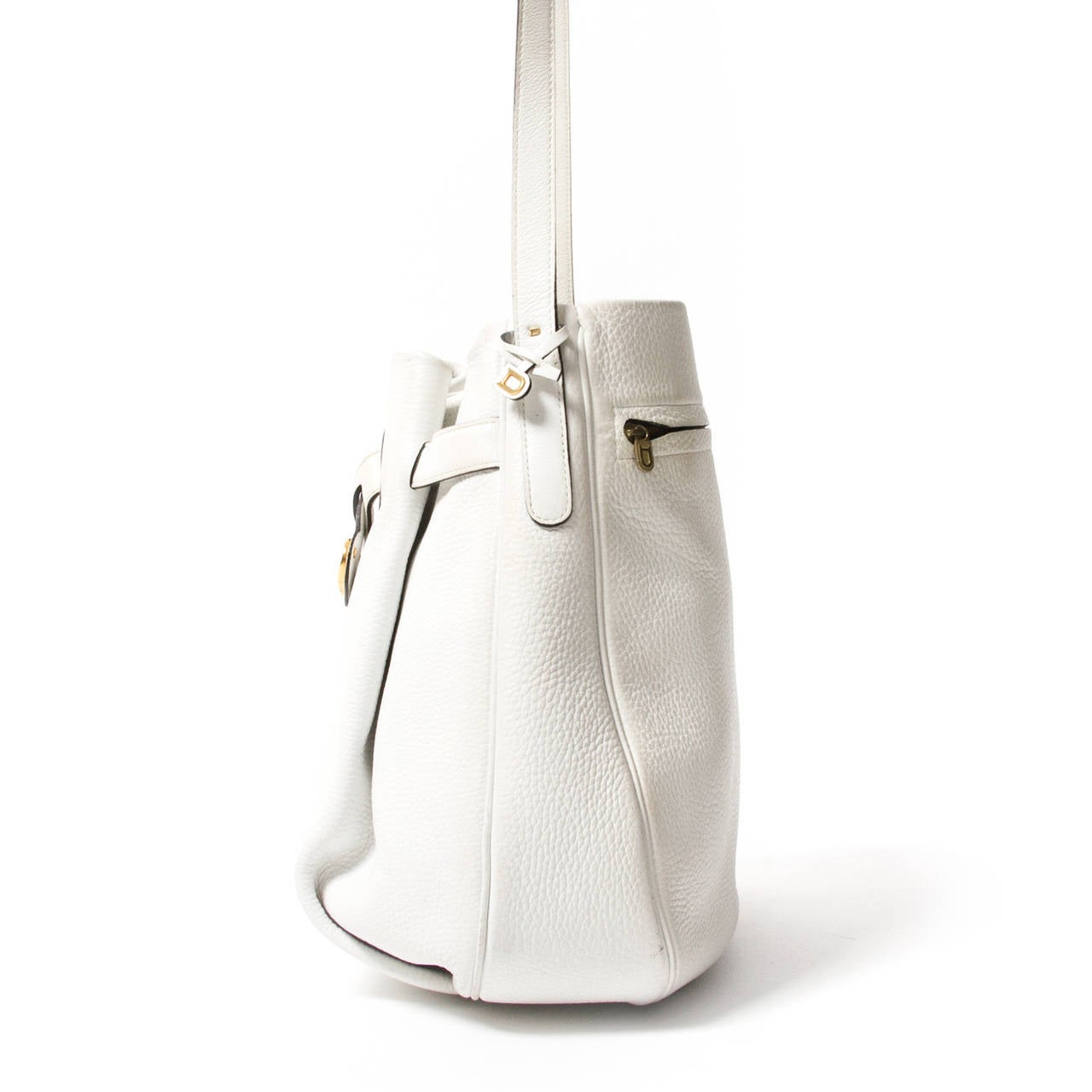 Delvaux shoulder bag in a white leather. Adjustable leather strap to wear this bag cross-body. Iconic D strap on the front. Large zipper compartment on the back to store some small items. Magnetic top closure and a beautiful cognac suede lining.