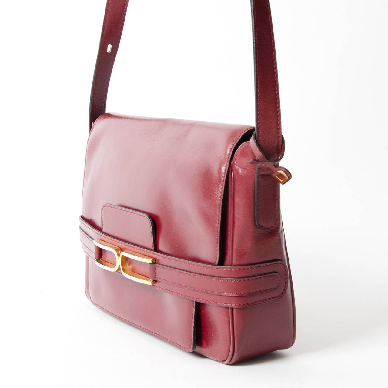 Beautiful Delvaux Bordeaux Shoulder bag with golden DD detail, 
Adjustable shoulderstrap. 
Suede interior lining with one zipper pocket 
Comes with matching mirror .