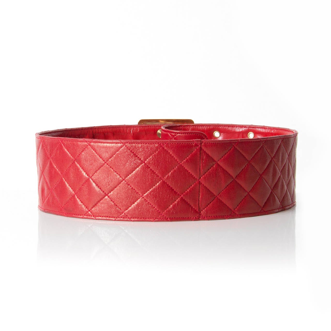 This Chanel wide buckled belt truly is a statement piece. The gold square buckle is decorated with the CC logo. The red lambskin with iconic quilted pattern is soft and supple.