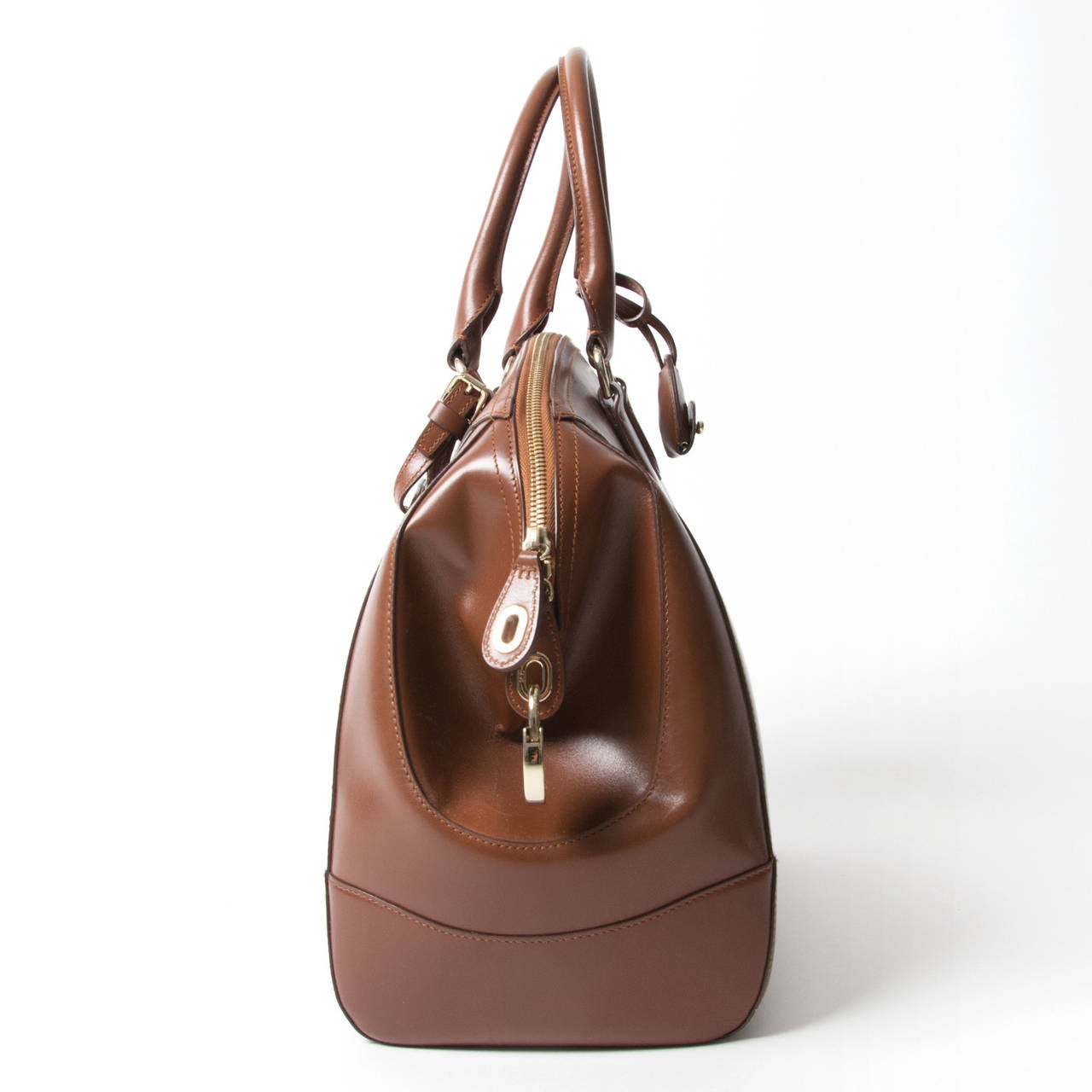 Ralph Lauren is known for offering ultimate luxury, which is also the case with this brown small Bedford bag.

This effortless but chic bag is the favorite of many celebrities, such as Angelina Jolie. The brown leather looks good with every