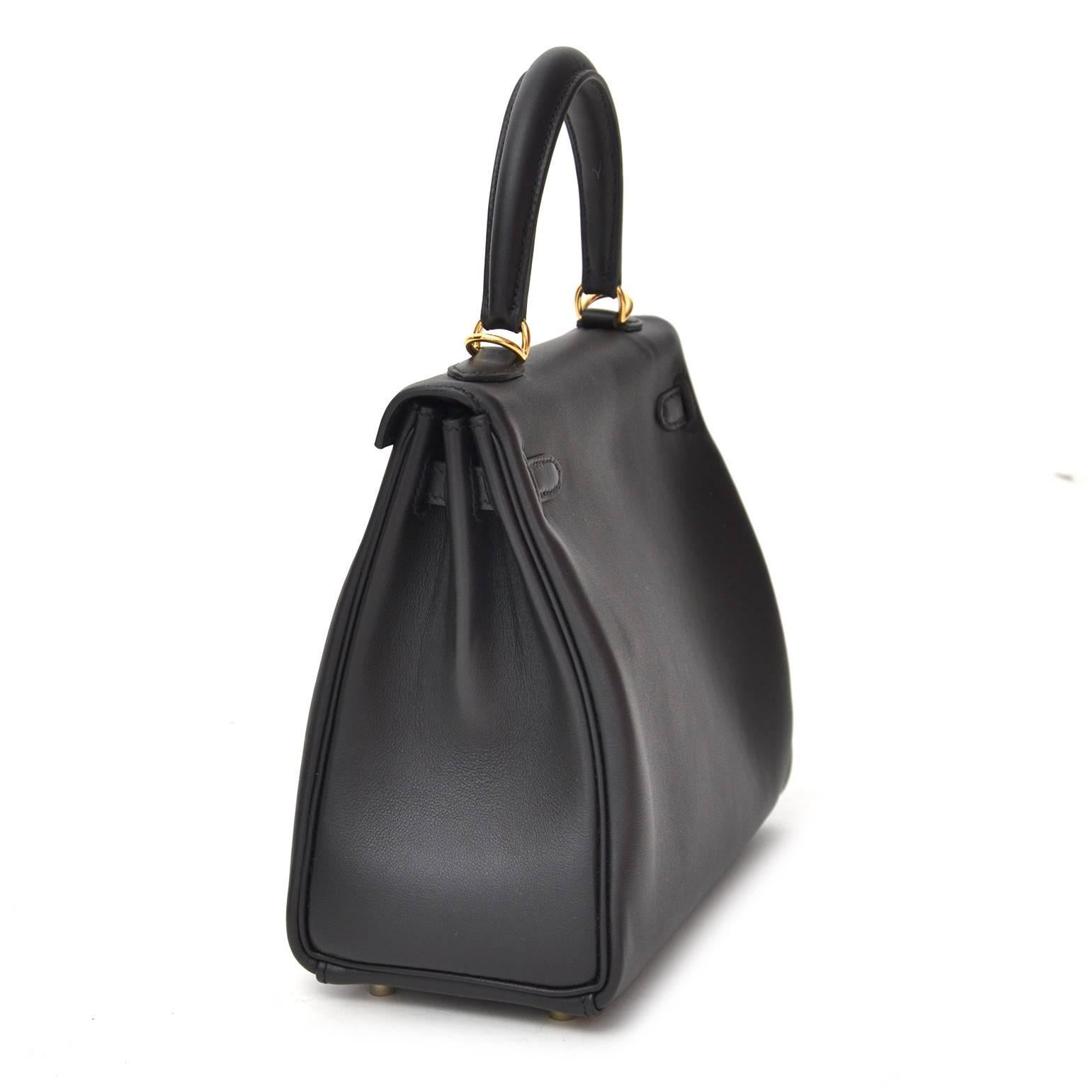 Very Rare Brand New Hermes Kelly 25 Retourne Veau Swift Noir Black and gold tone hardware. Retourne is know for its more structured shape with rigid corners and exterior stitching with no visible piping. The result is a stiffer, sharp edge