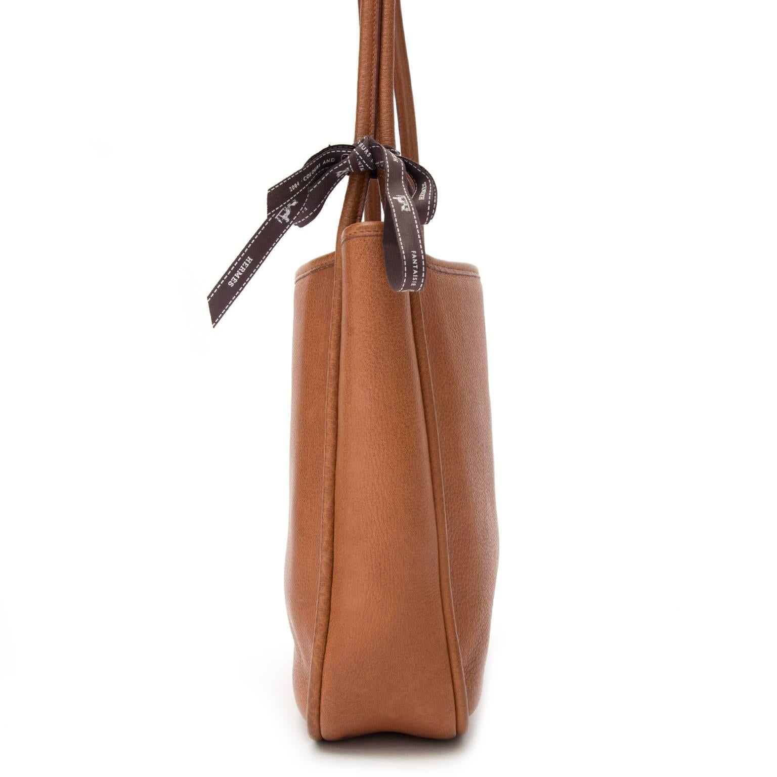This timeless Hermès shopper comes in a classic cognac leather. The interior of the shoulder bag has an extra compartment to store your favorite accessories and personal items. Comes in dustbag and original box. 