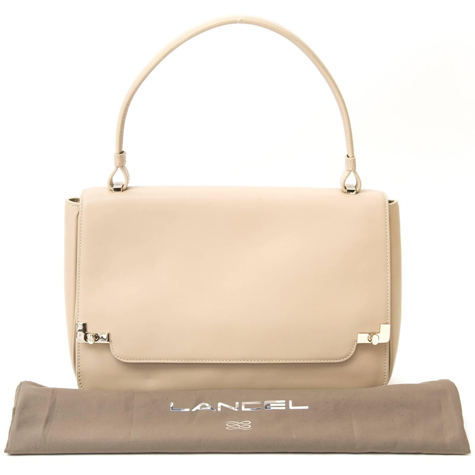This beige Lancel handbag will make any outfit complete and is very comfortable to wear. Extra compartment at the back which closes with a magnetic press button. The inside features three large compartments with three extra pockets of which one
