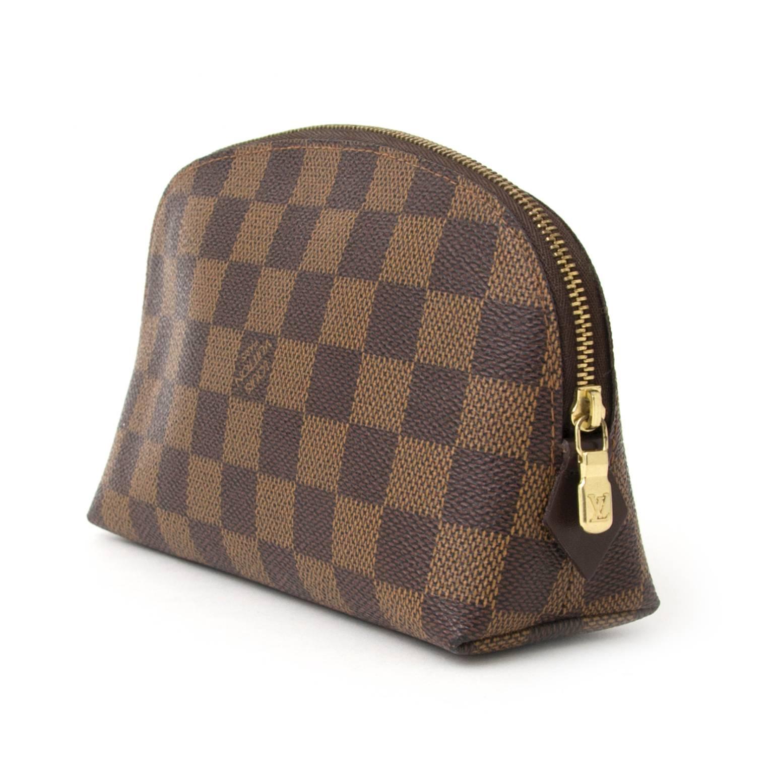 Louis Vuitton cosmetic pouch in damier ebene.

Practical cosmetics pouch with zipper to easily store all your small products. 

It features a flat pocket, ideal for holding a mirror.