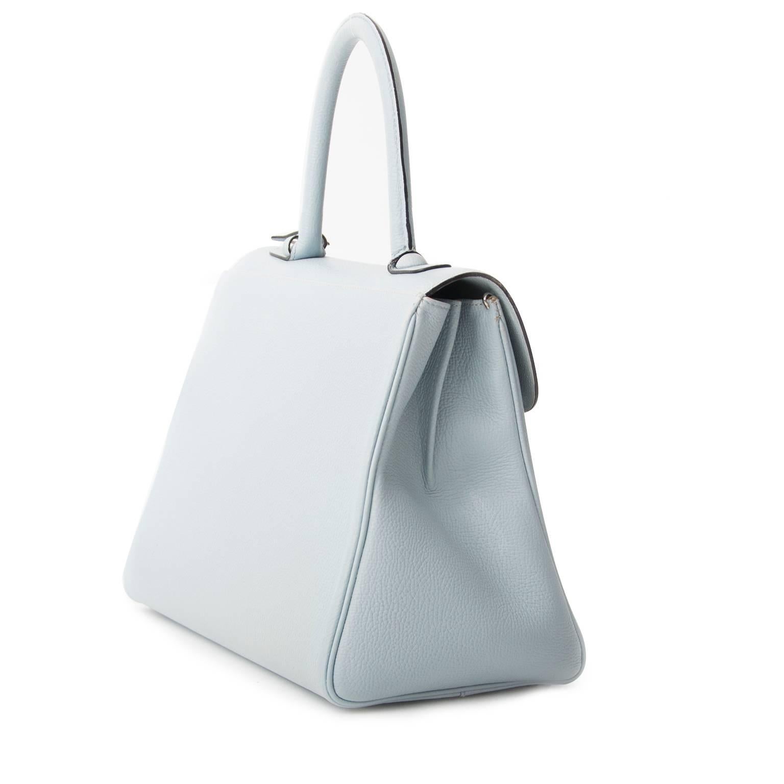 Delvaux Light Blue Brillant in grained leather.
This beautiful Brillant bag from Delvaux is a timeless piece perfect for this coming season.
The interior is in soft nude leather and has two pockets one with a zipper and one without.