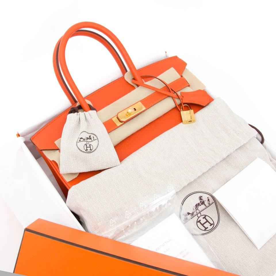 Hermes Birkin 30 Feu Epsom Brand new, recently storebought
Hermès Birkin bag measuring 30cm.
The gold-tone hardware emphasizes the youtfull and feminine Orange Feu.
This compressed type of leather holds true to its shape in all instances and is