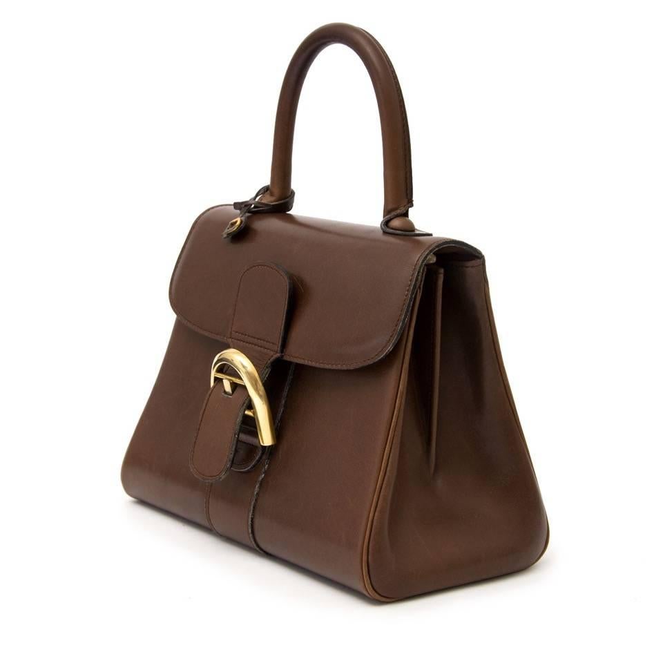 This classic and timeless Brillant from Belgium brand Delvaux comes in a beautiful soft boxcalf leather in chocolate brown color. This cutie is detailed with gold tone buckle and the authentic little ‘D’ logo attached to the top handle. The bag