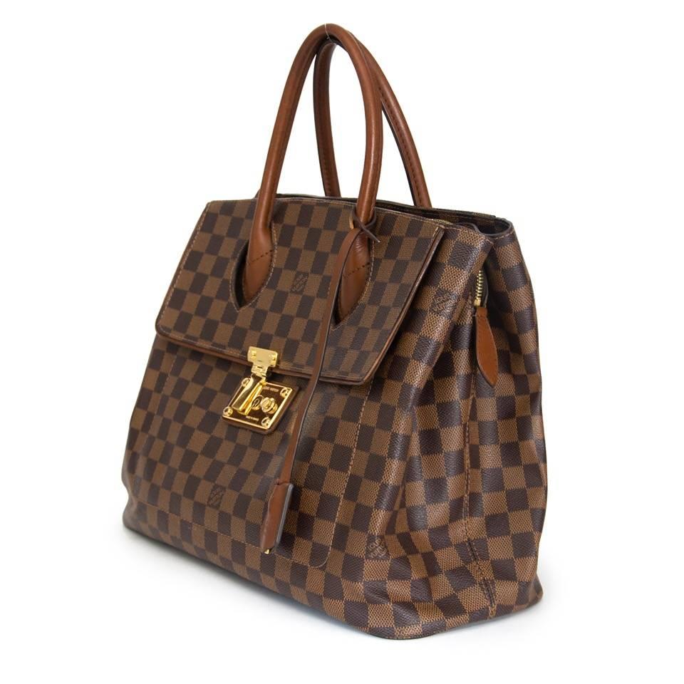 Louis Vuitton Damier Ascot with gold hardware. Exterior has a flap feature in the front with polished brass suitcase lock.
The bag closes with a magnet and has a divider compartment. Inside the bag are practical pockets. 
Comes with dustbag.