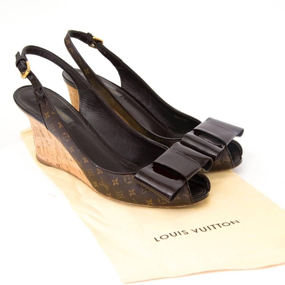 Louis Vuitton Monogram Wedge Rivoli Bow Sandals with a peep toe.
Wedge with an ankle strap, a side buckle fasting and a high heel wedge.
Comes with dustbag.
Size 39,5.