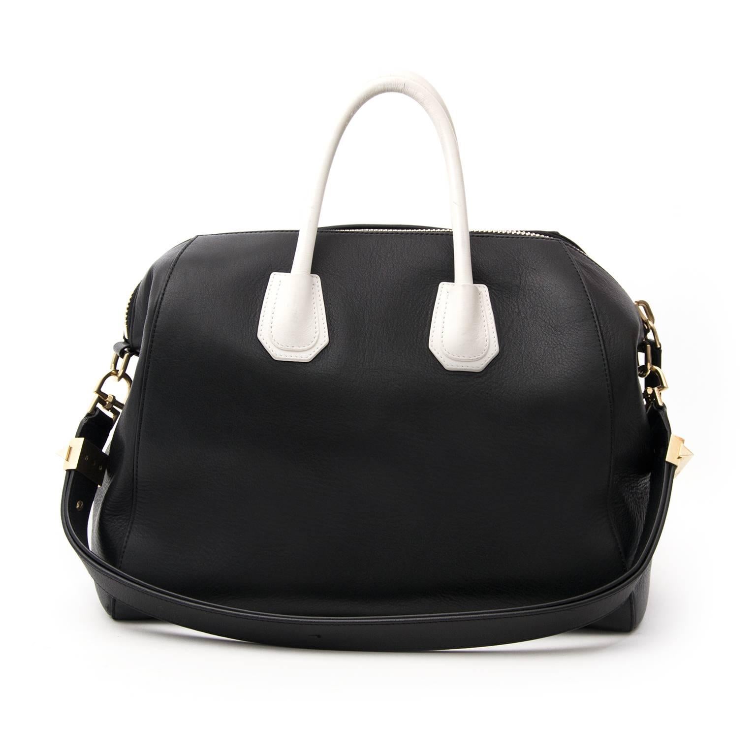 Givenchy Antigona leather bag in black and white with silver hardware. One of the label's most iconic styles. Very spacious bag with more then enough space for work or weekend essentials. Also features multiple pockets on the inside to keep smaller
