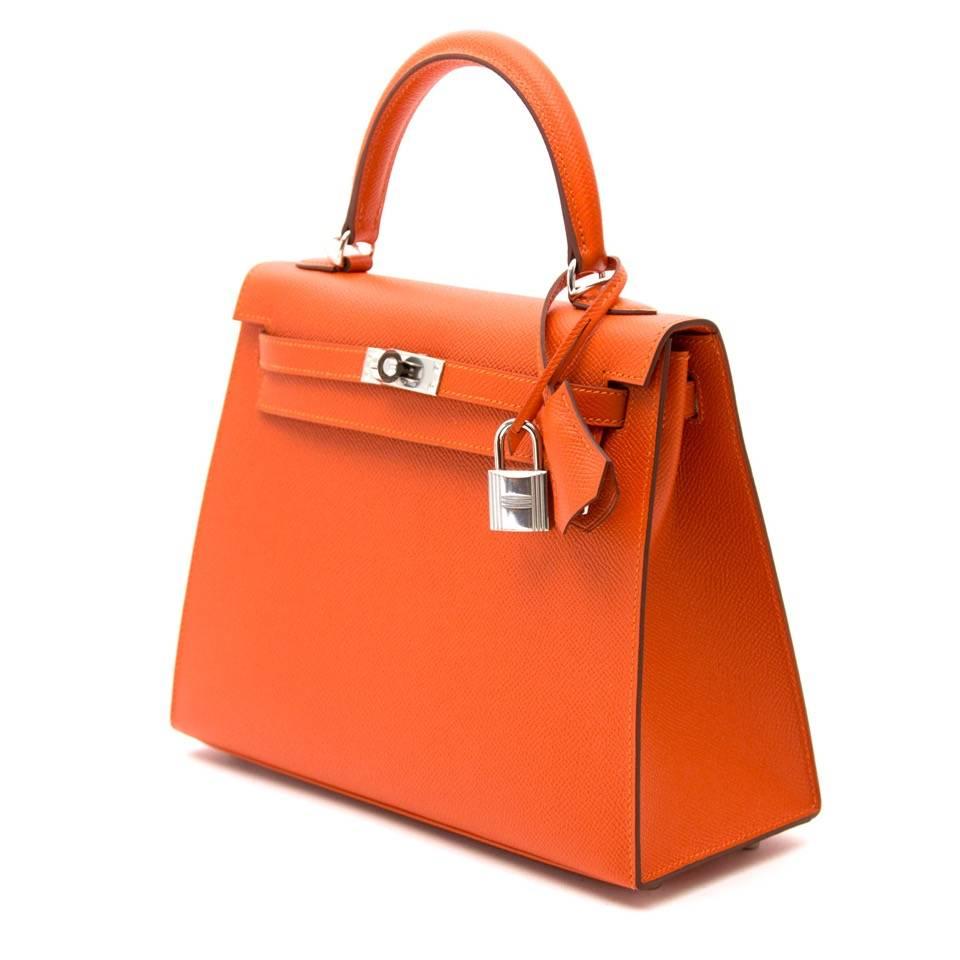 This Hermès Kelly 25 cm made out of Epsom leather in a gorgeous Feu color with silver plated hardware.
This compressed type of leather holds true to its shape in all instances and is completely resilient to scratches.
This vibrant feu color,