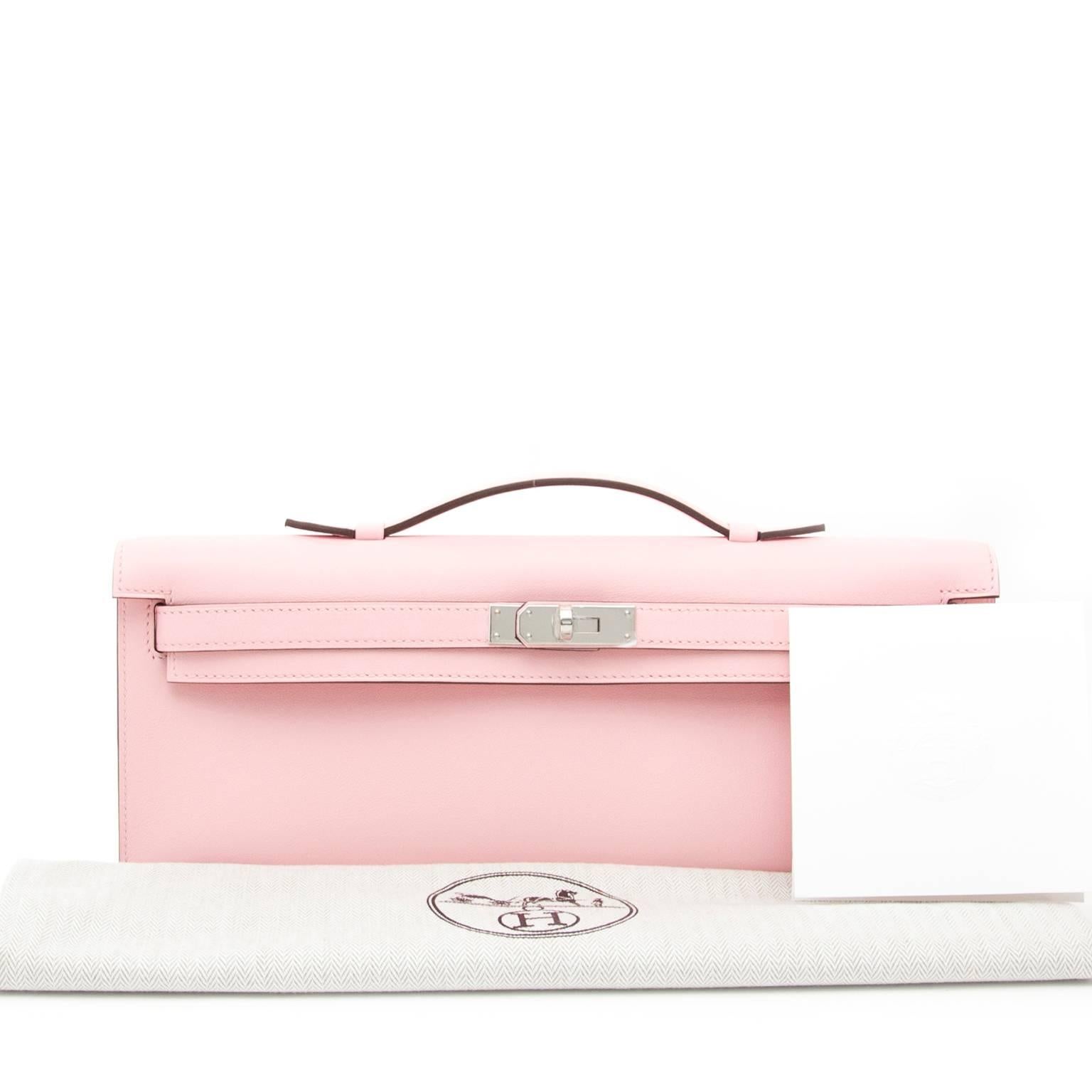 Hermès Kelly Cut Pochette Rose Sakura Swift .
Searching for an iconic Kelly in a clutch version? Meet this exquisite Hermès Kelly Cut Pochette. This perfect day and night piece is made of soft swift leather in Rose Sakura color accentuated with